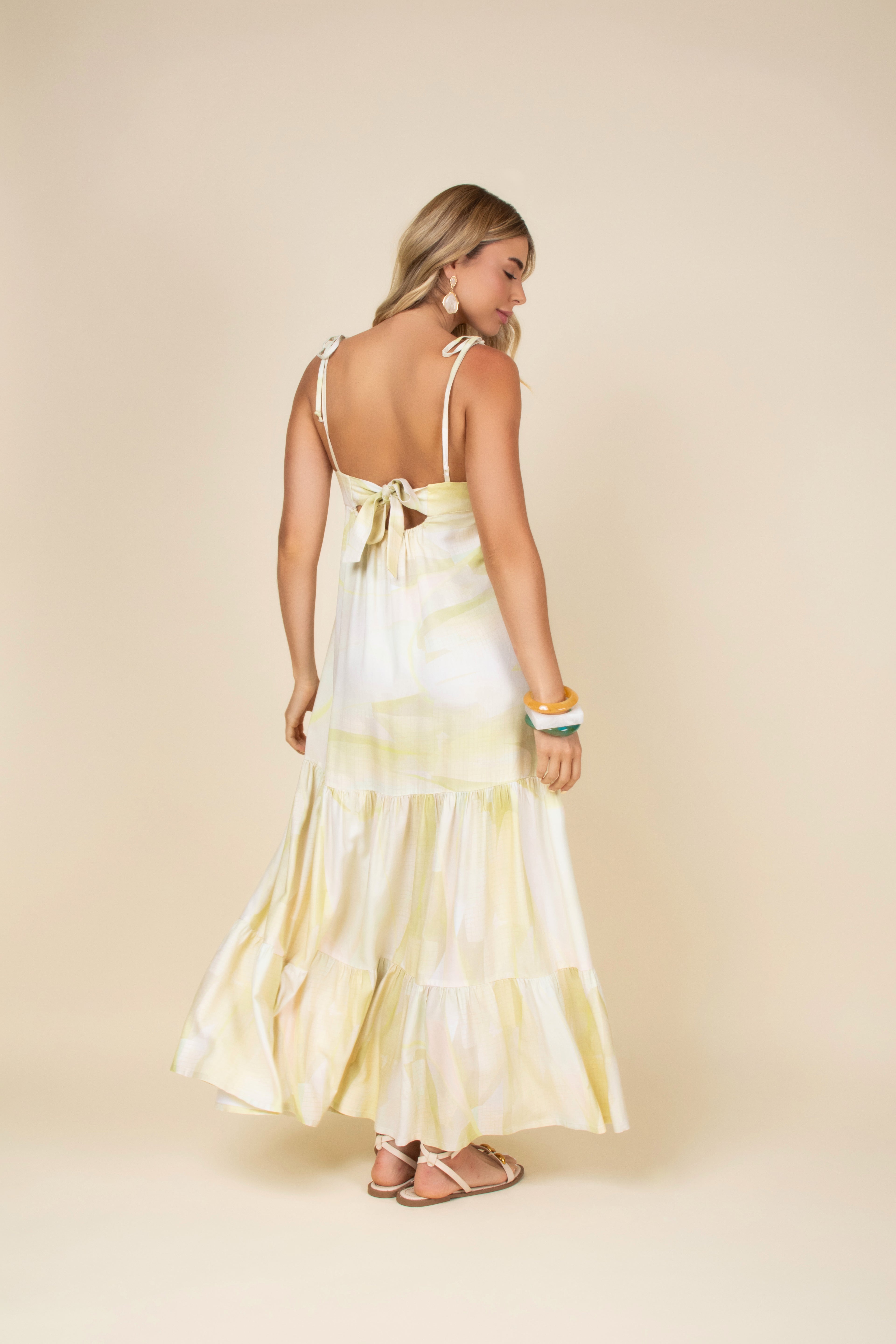 Vestido longo estampado com recortes