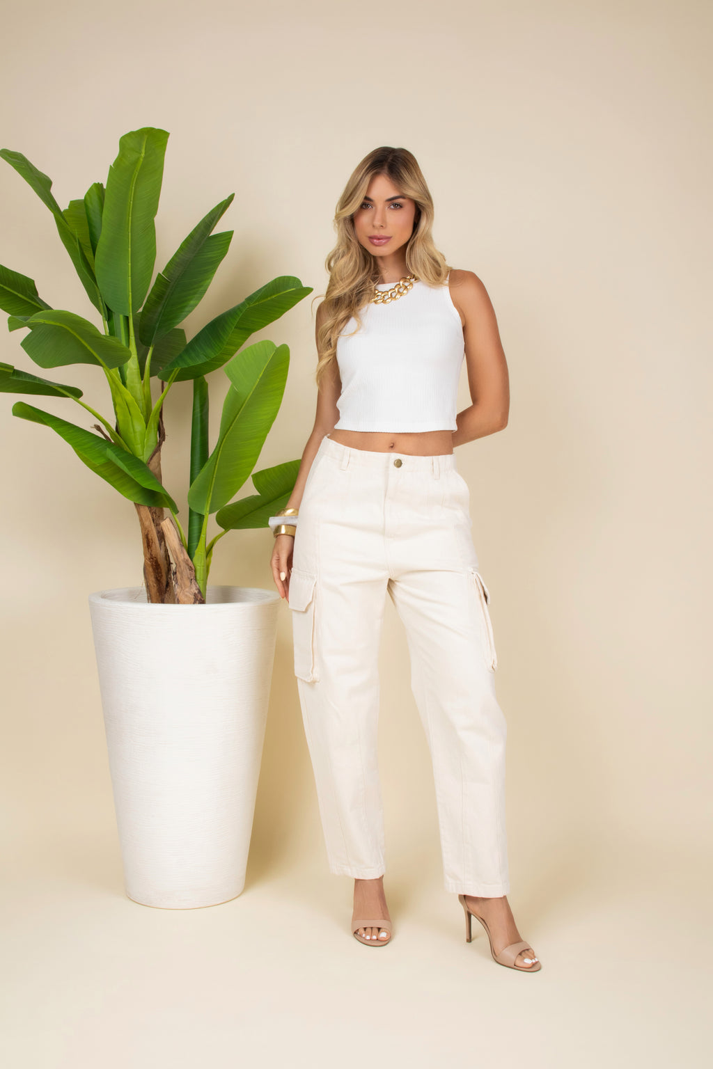 Calça cargo com bolsos laterais