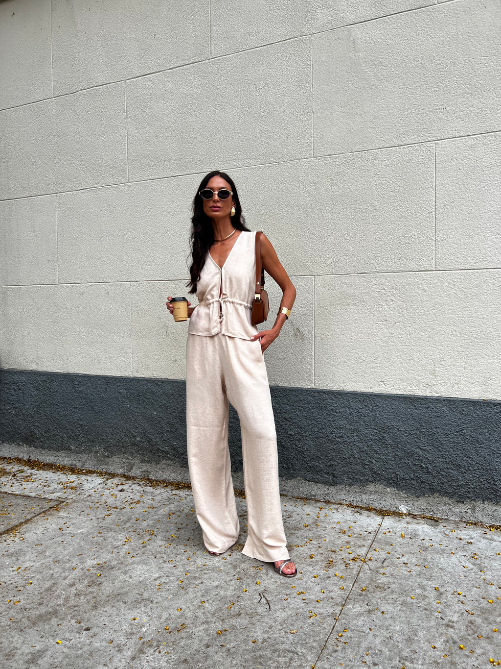 Conjunto com calça pantalona e blusa ajustável