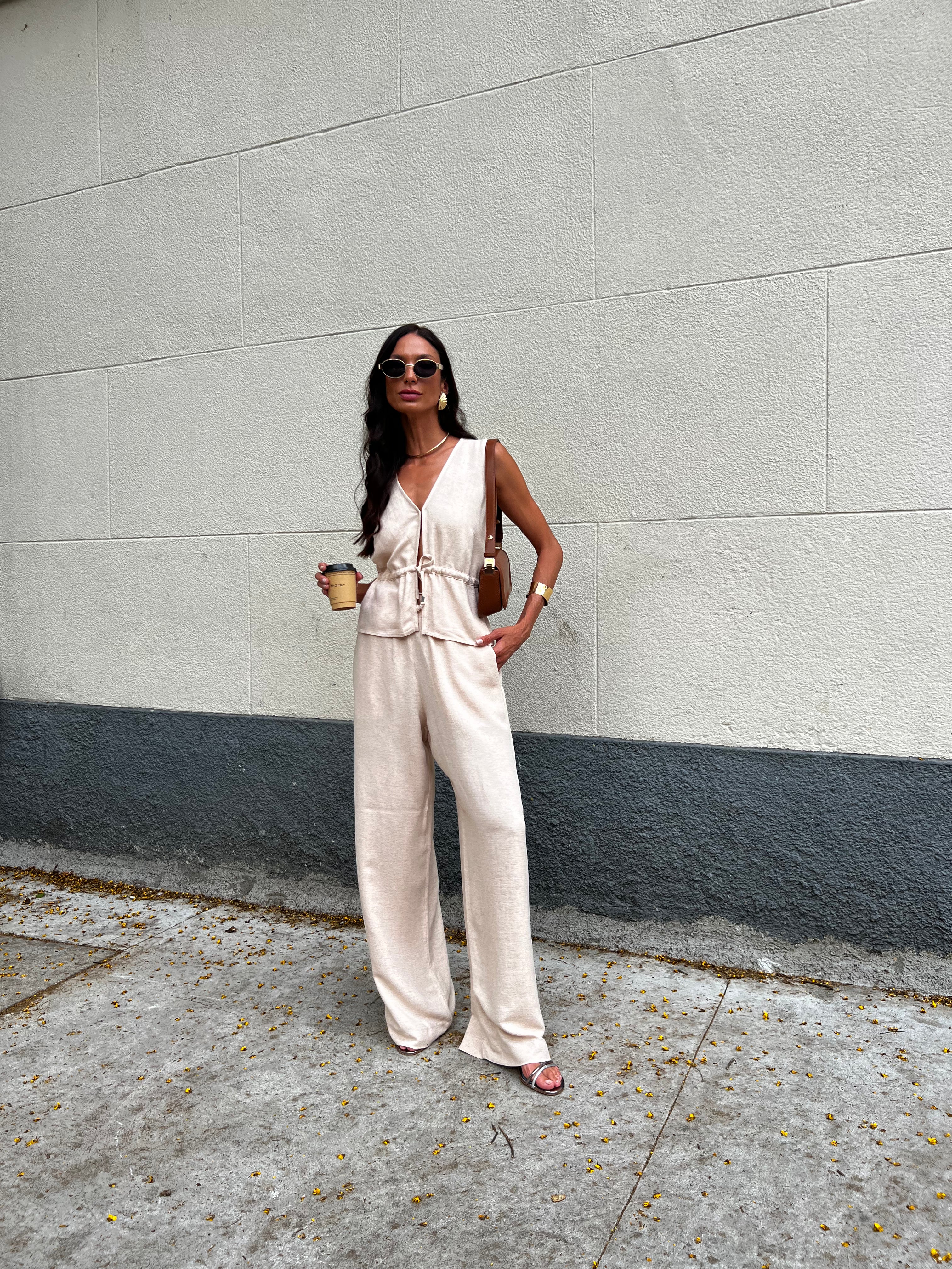 Conjunto com calça pantalona e blusa ajustável