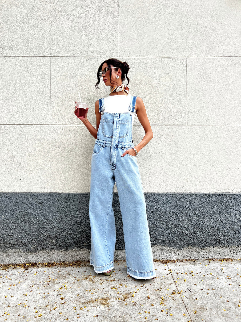 Jardineira jeans wide leg