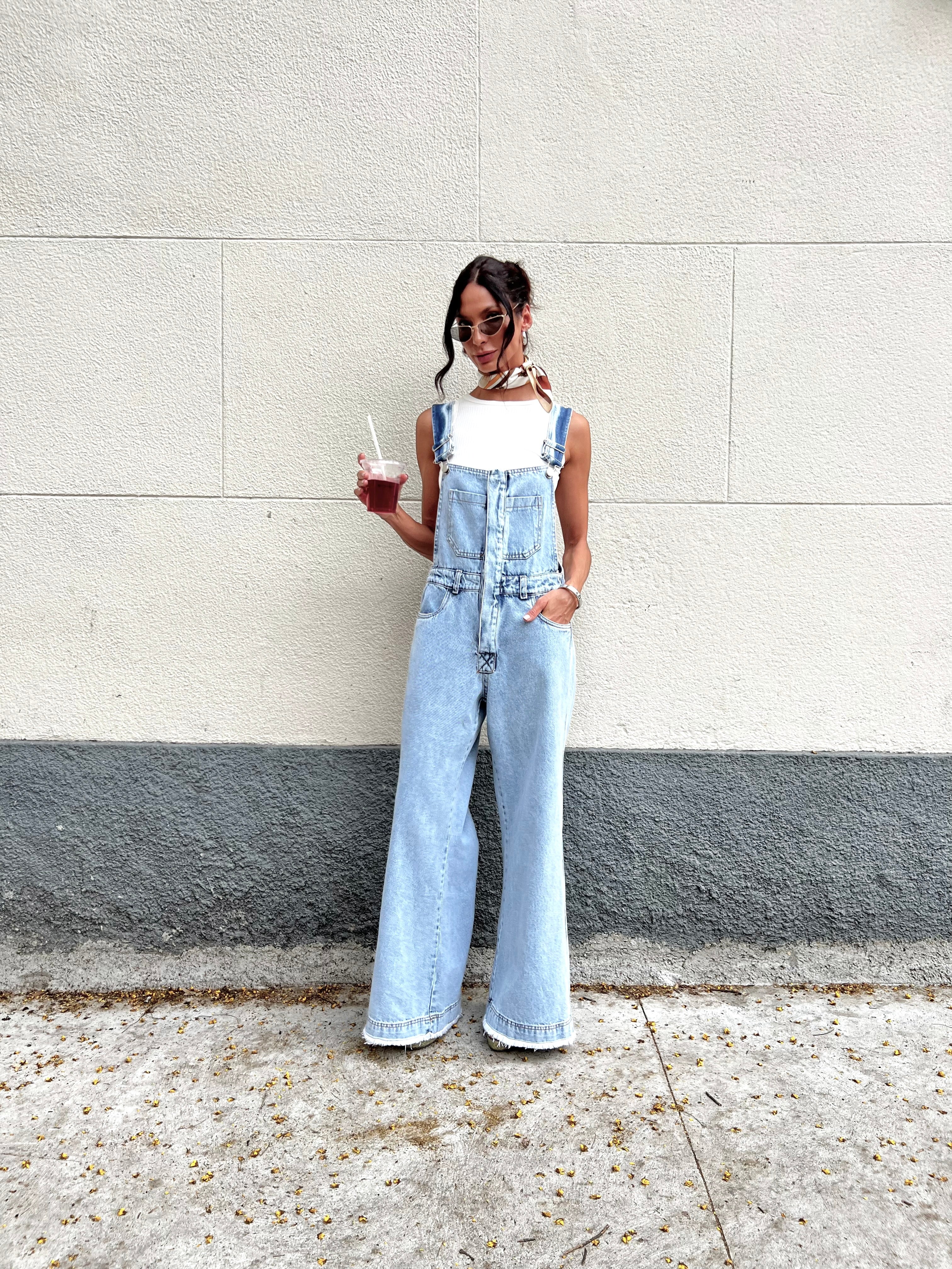 Jardineira jeans wide leg