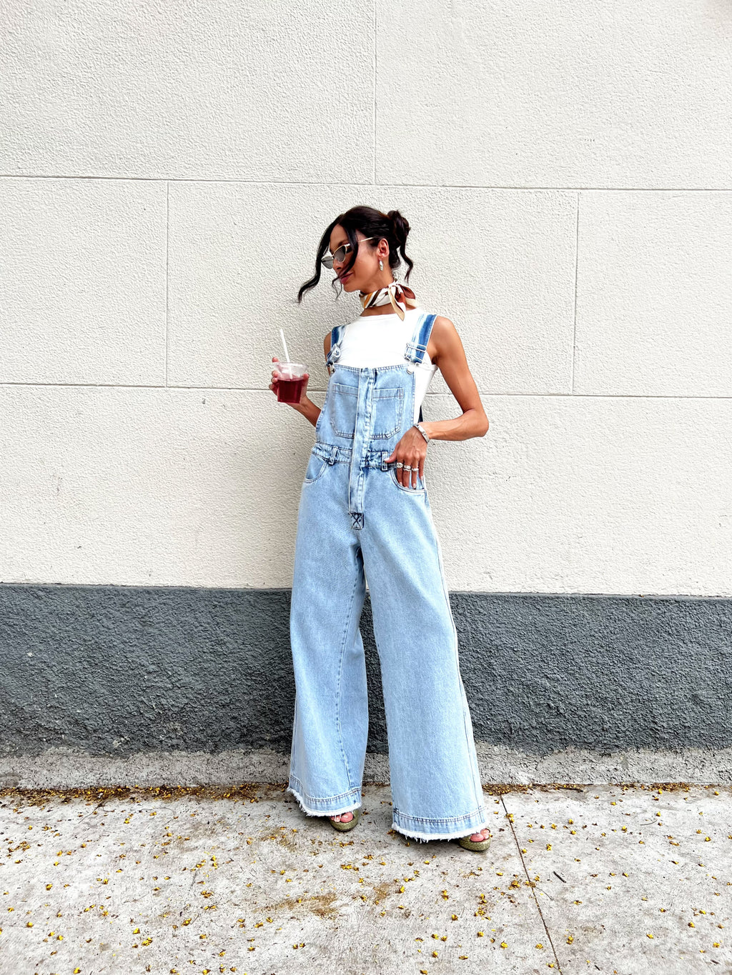 Jardineira jeans wide leg