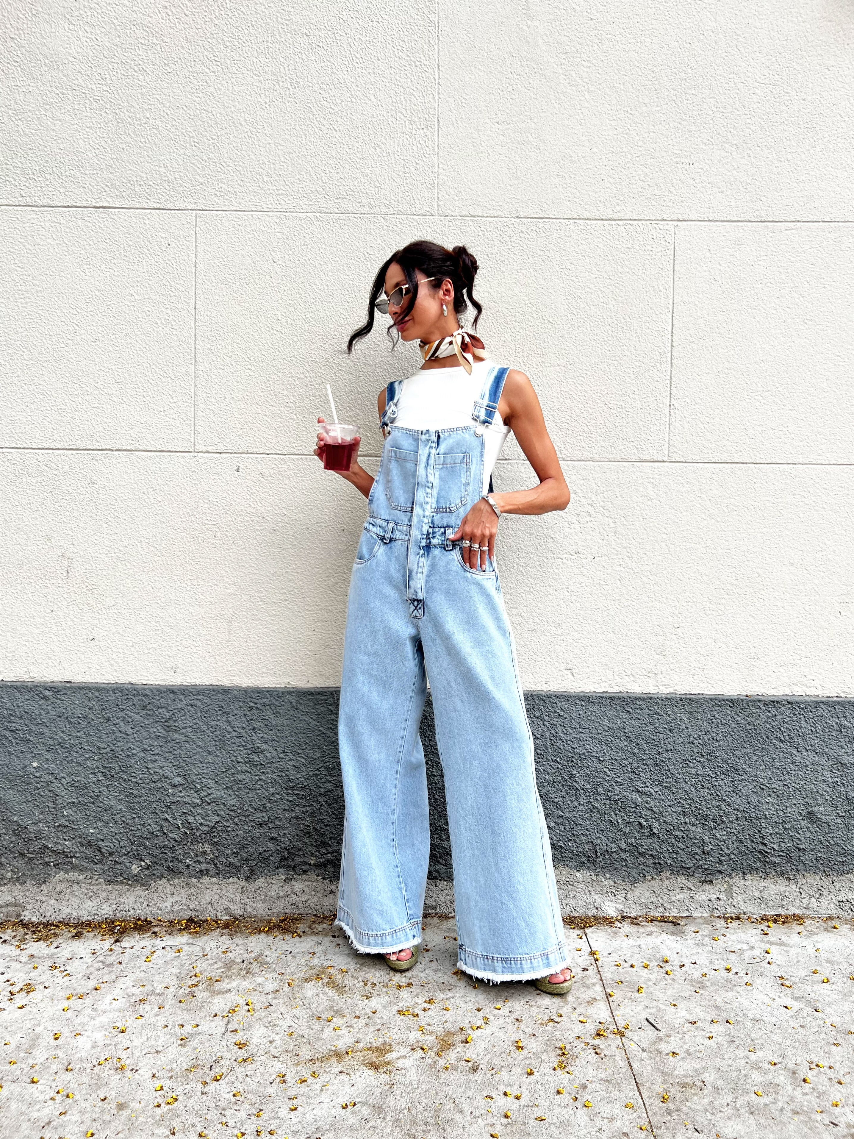 Jardineira jeans wide leg