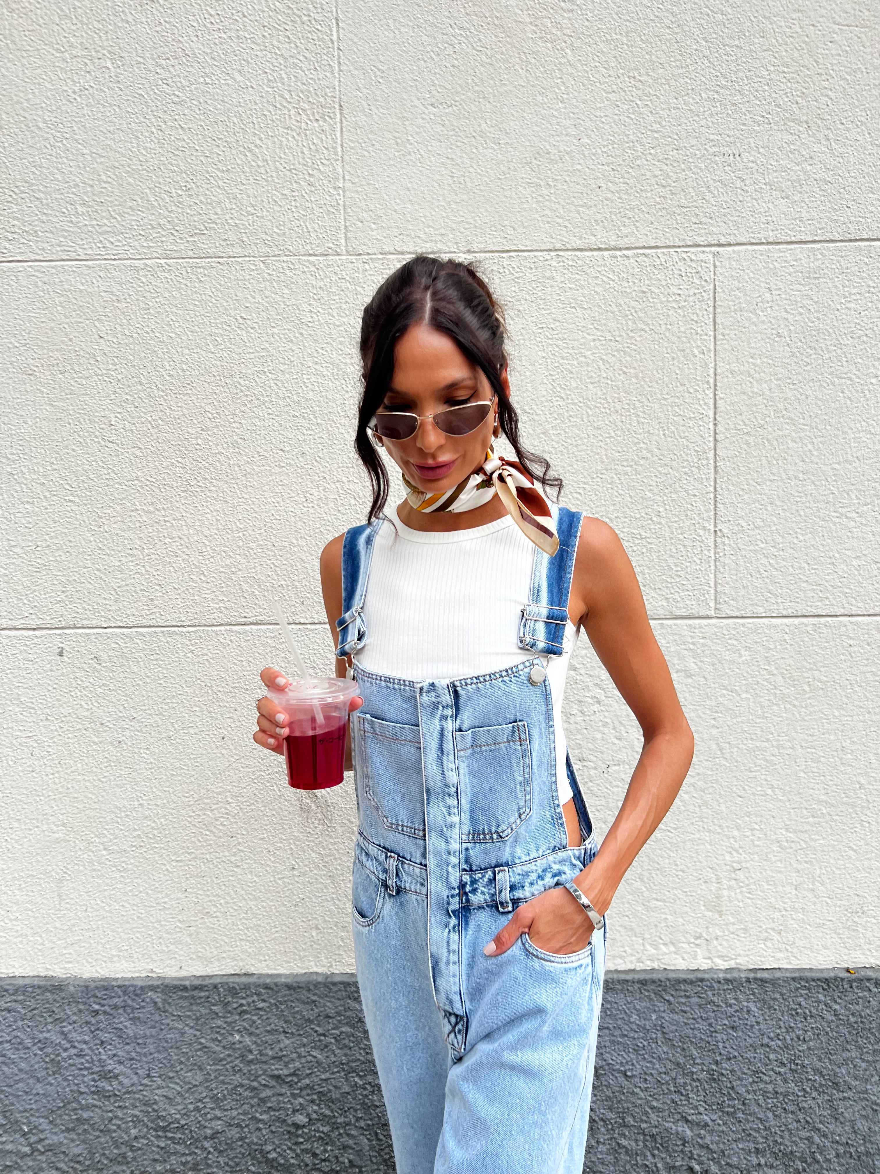 Jardineira jeans wide leg