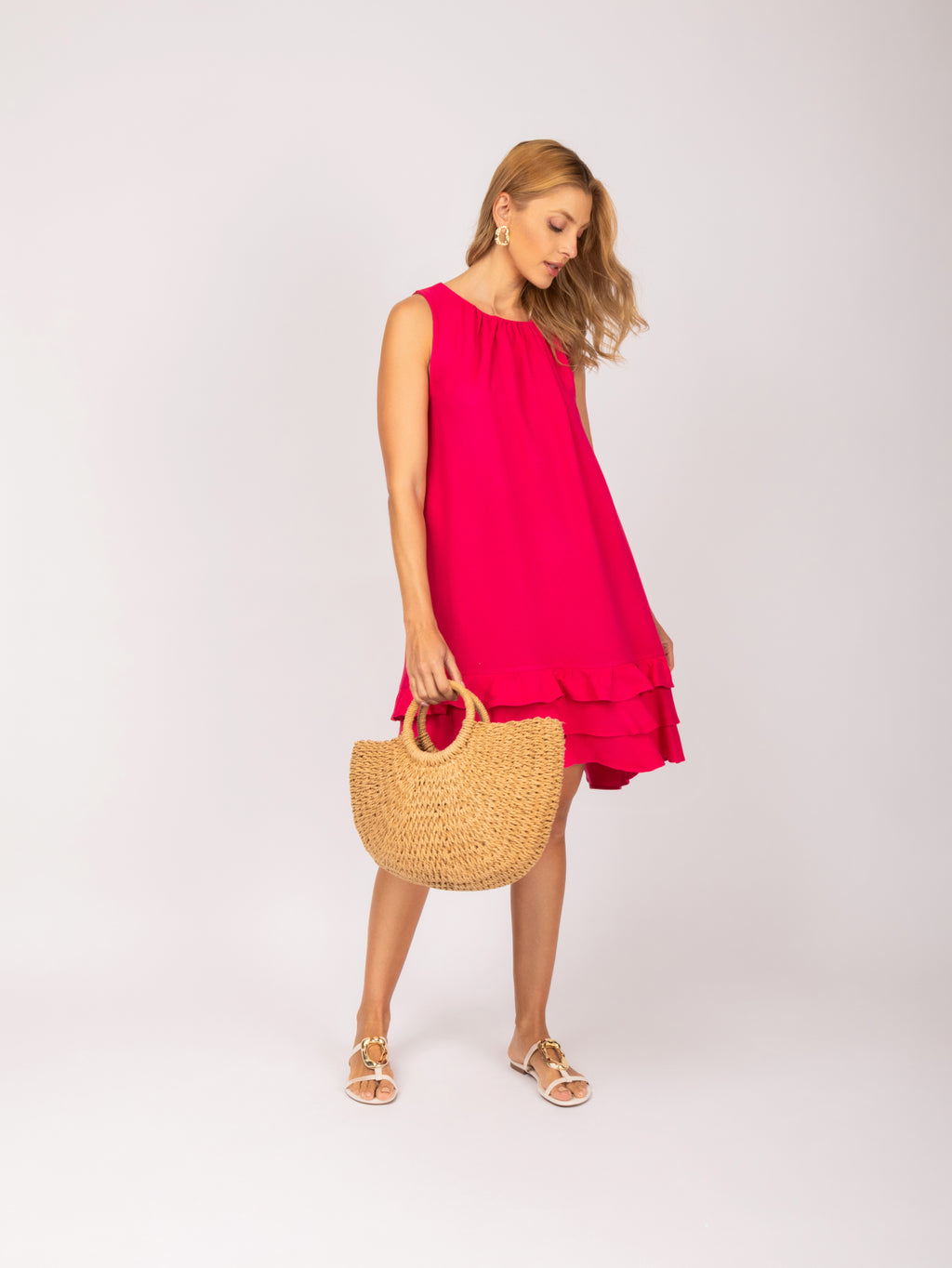 Vestido curto com babados na barra