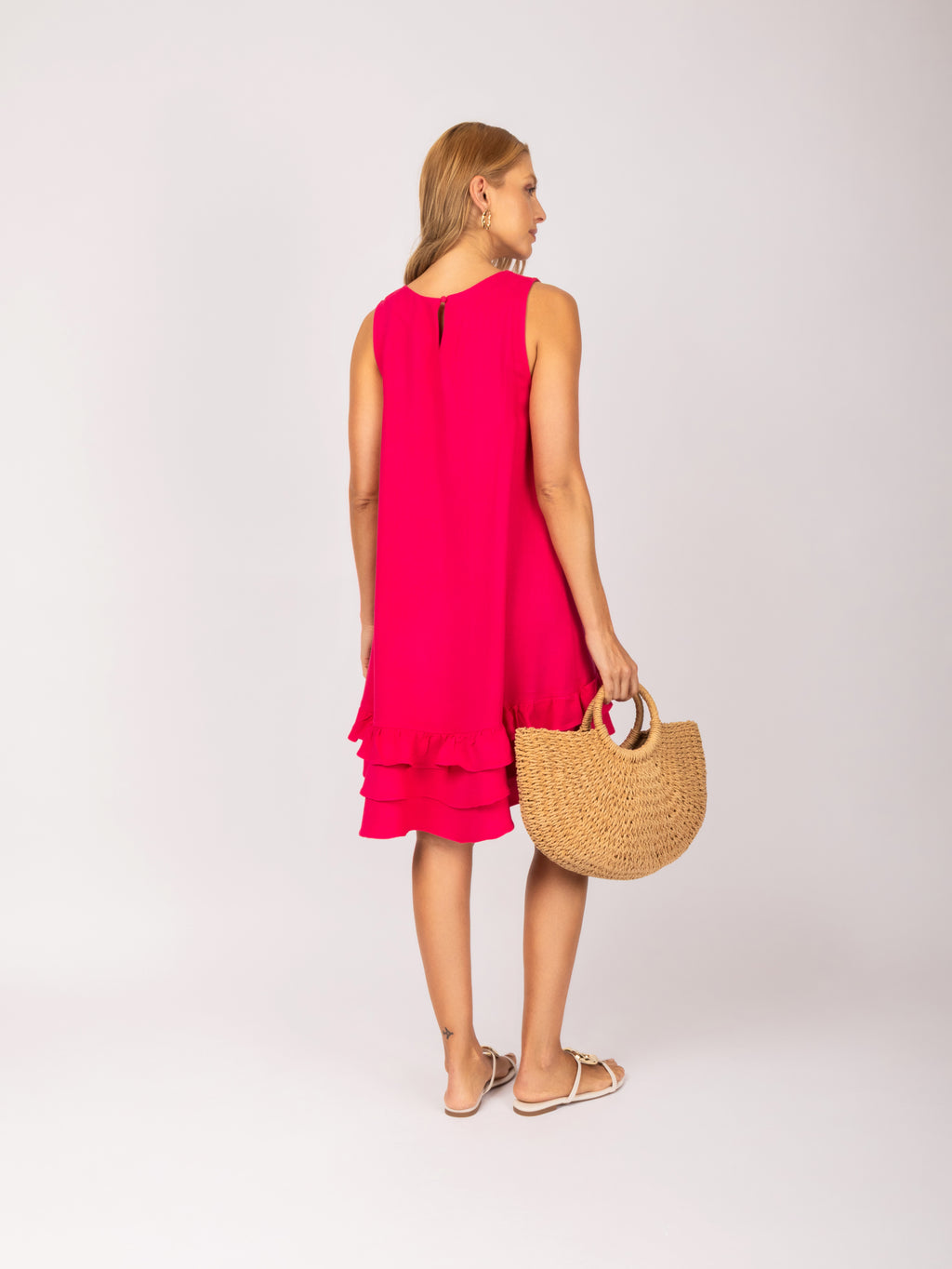 Vestido curto com babados na barra