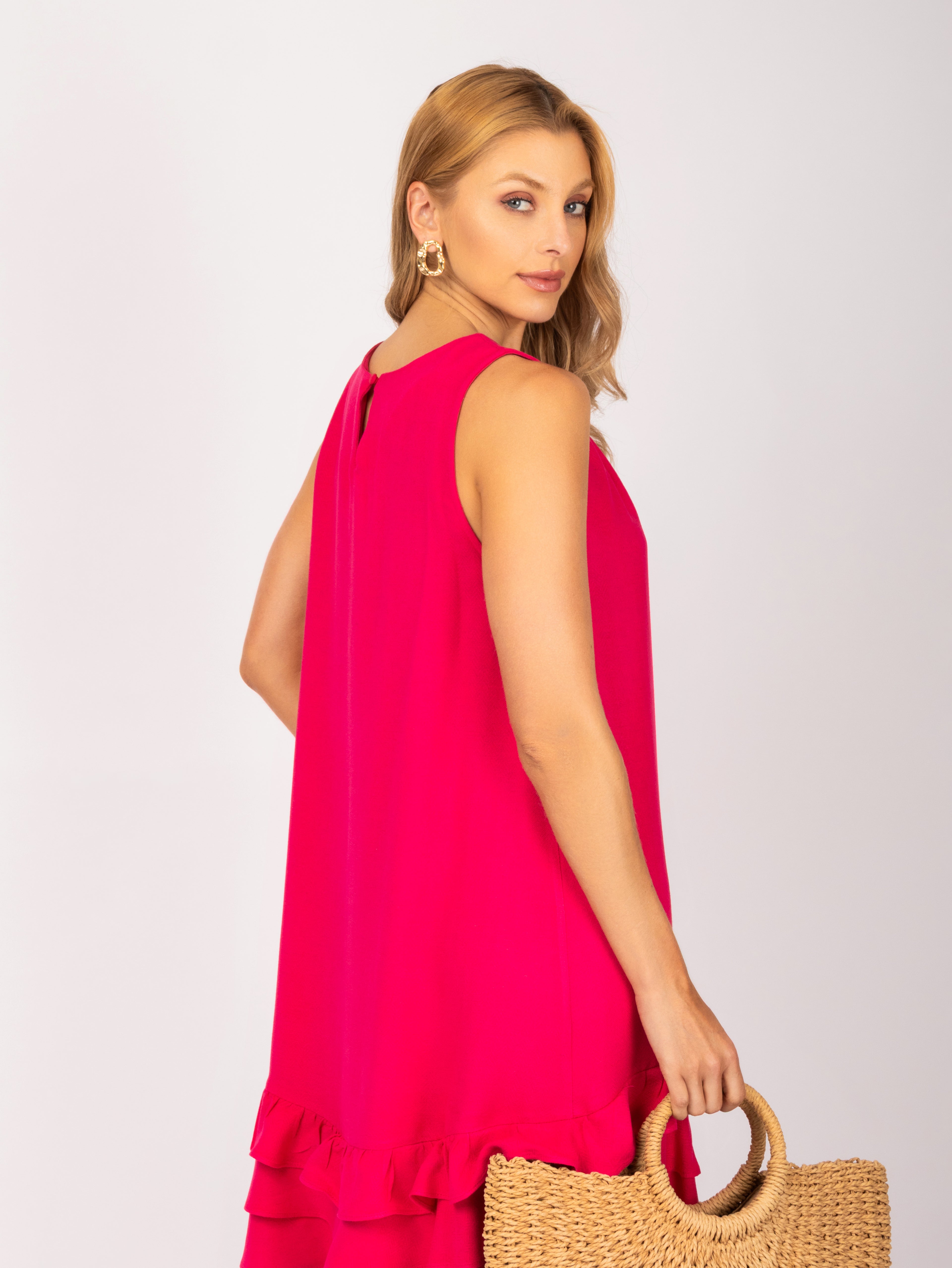 Vestido curto com babados na barra