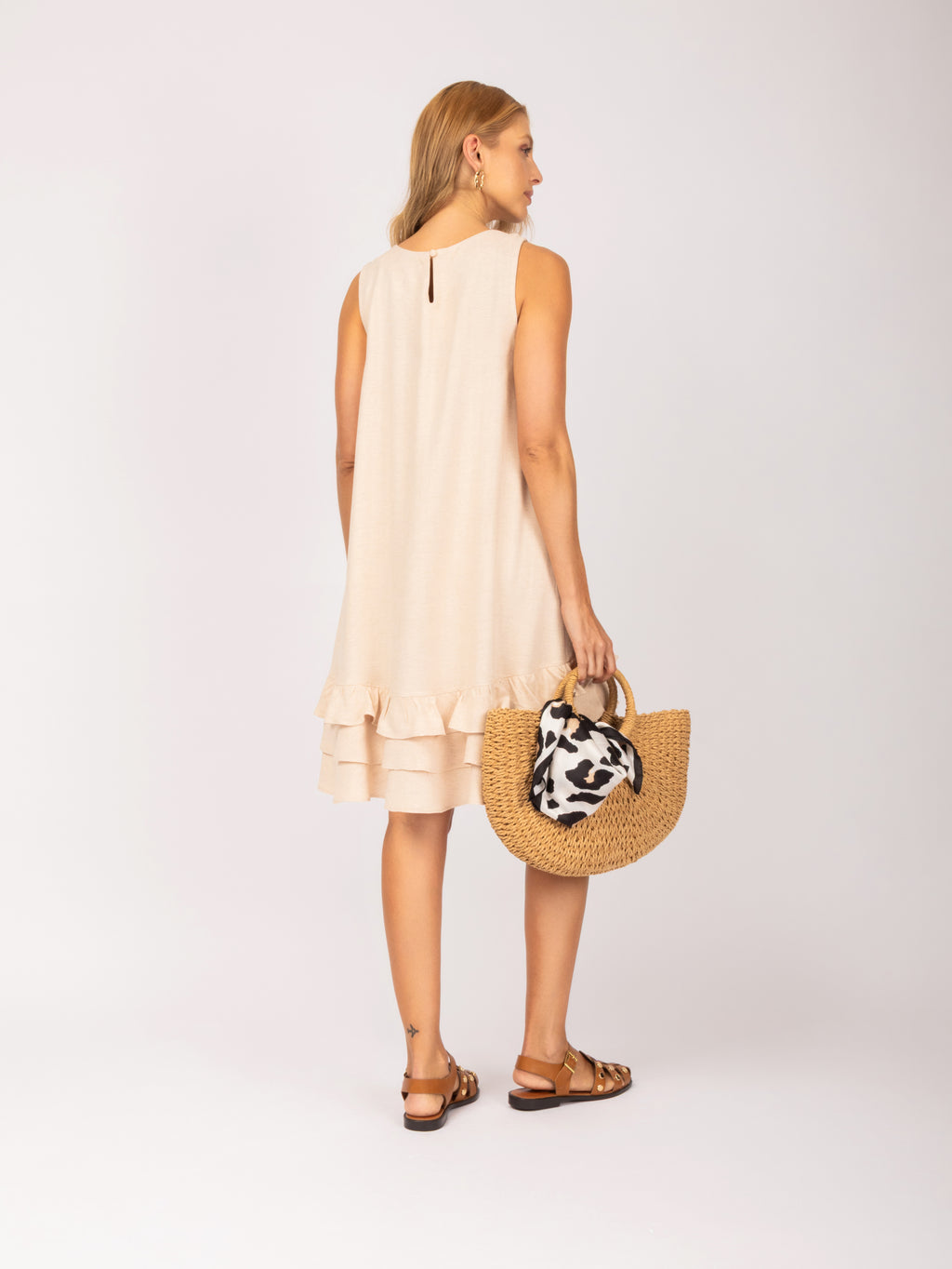 Vestido curto com babados na barra