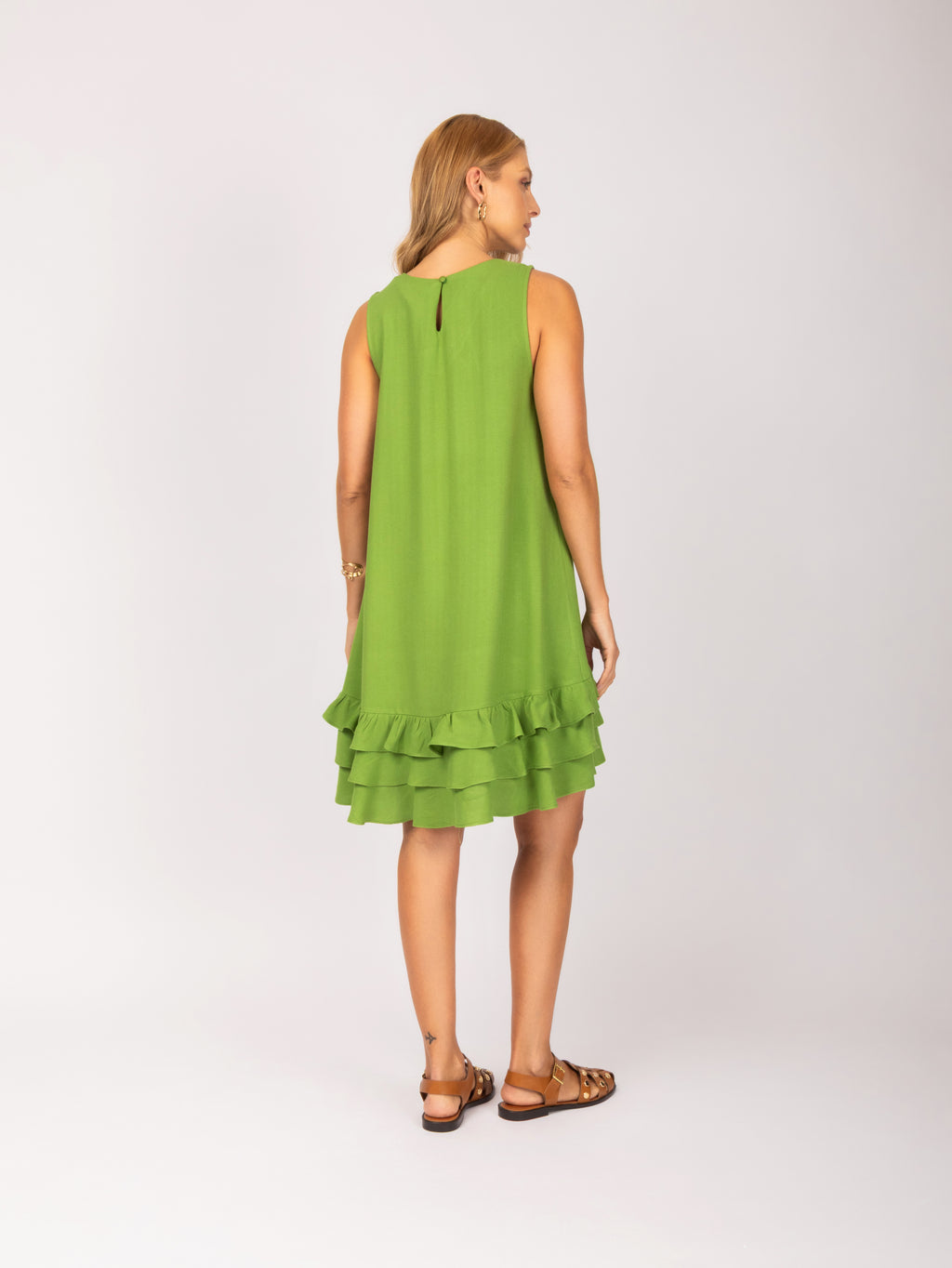 Vestido curto com babados na barra