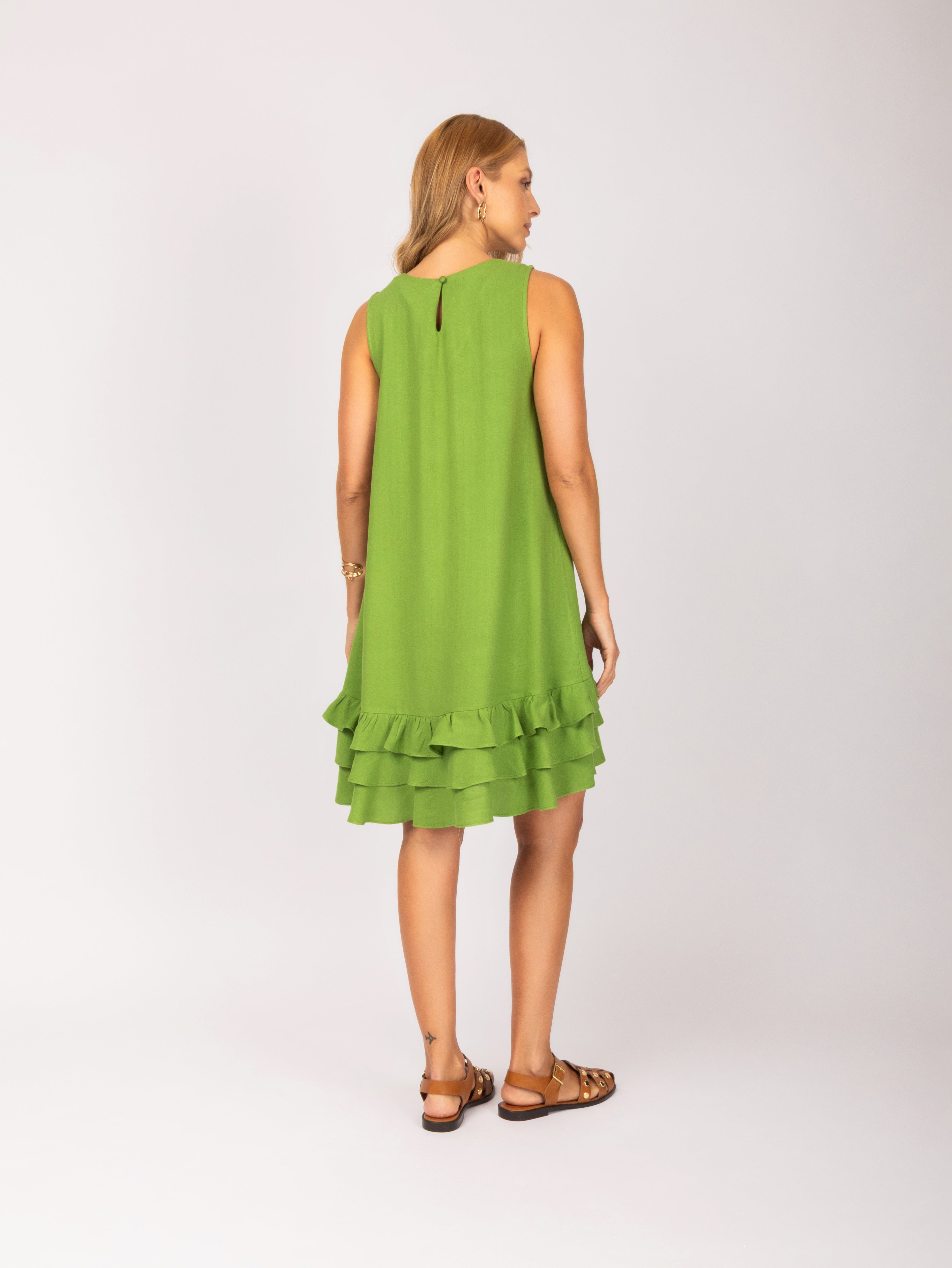 Vestido curto com babados na barra