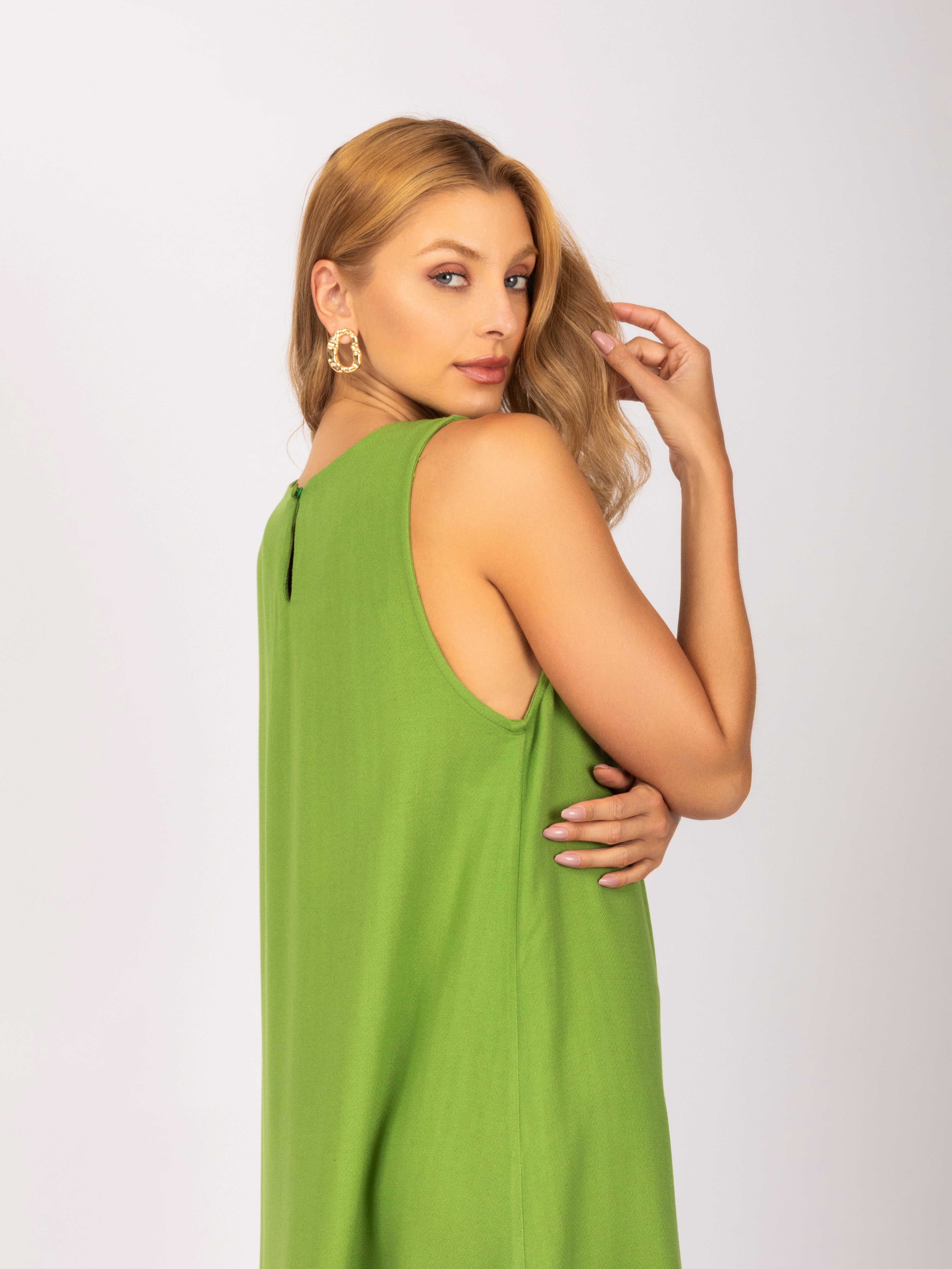 Vestido curto com babados na barra