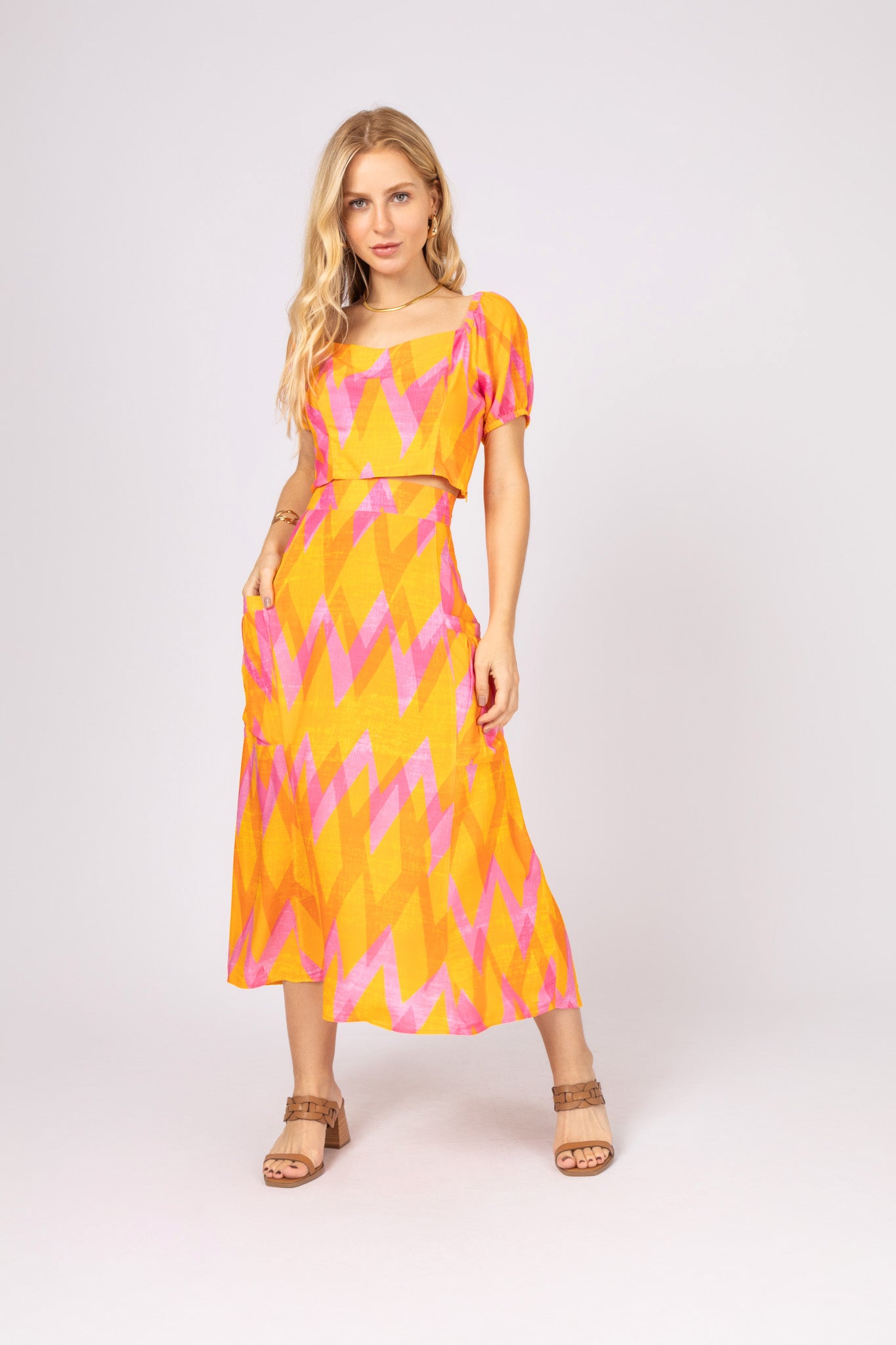 Conjunto de top com saia midi evasê