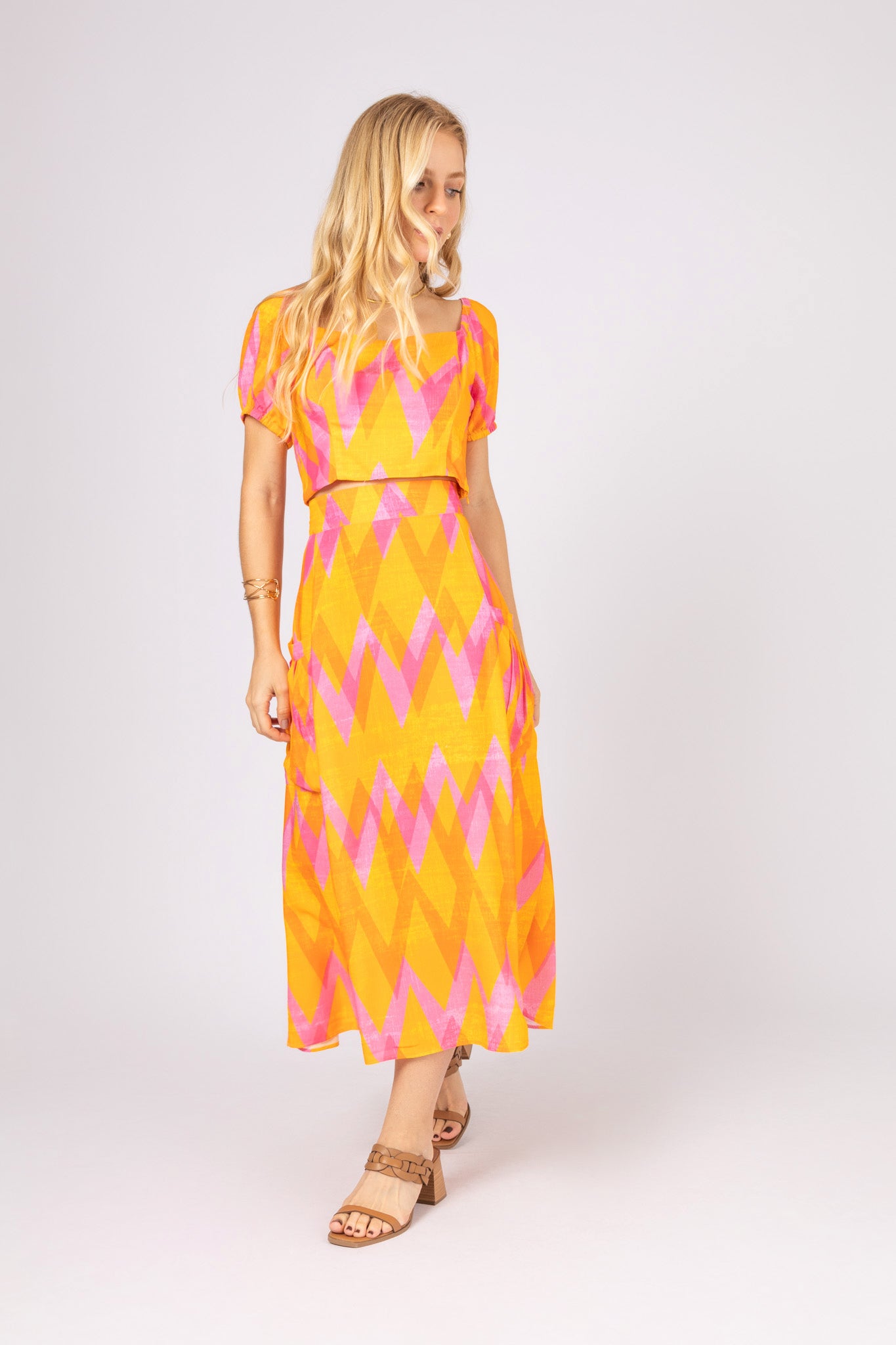 Conjunto de top com saia midi evasê
