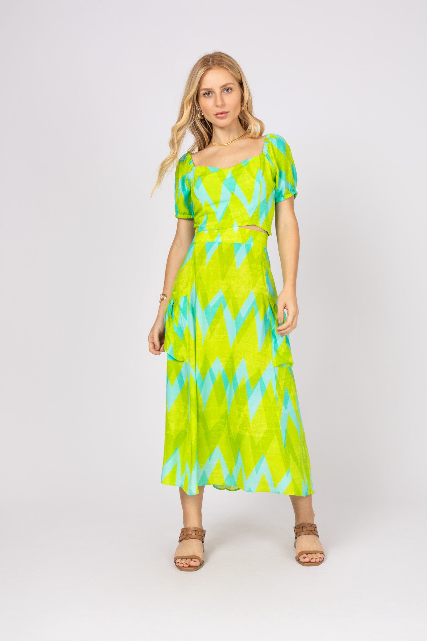 Conjunto de top com saia midi evasê