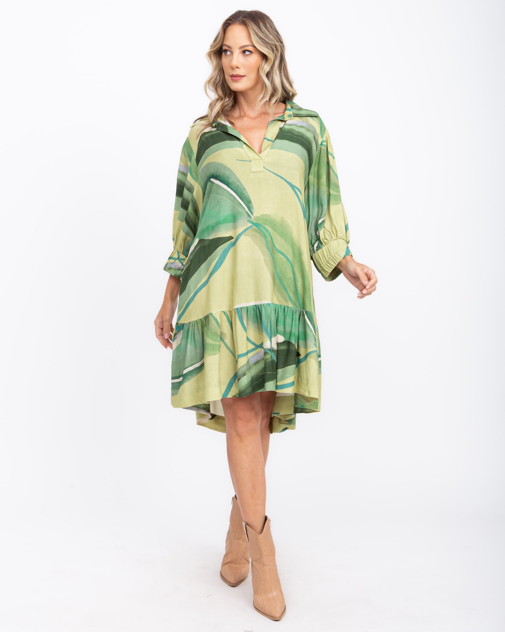 Vestido em viscose digital estampa abstrato verde