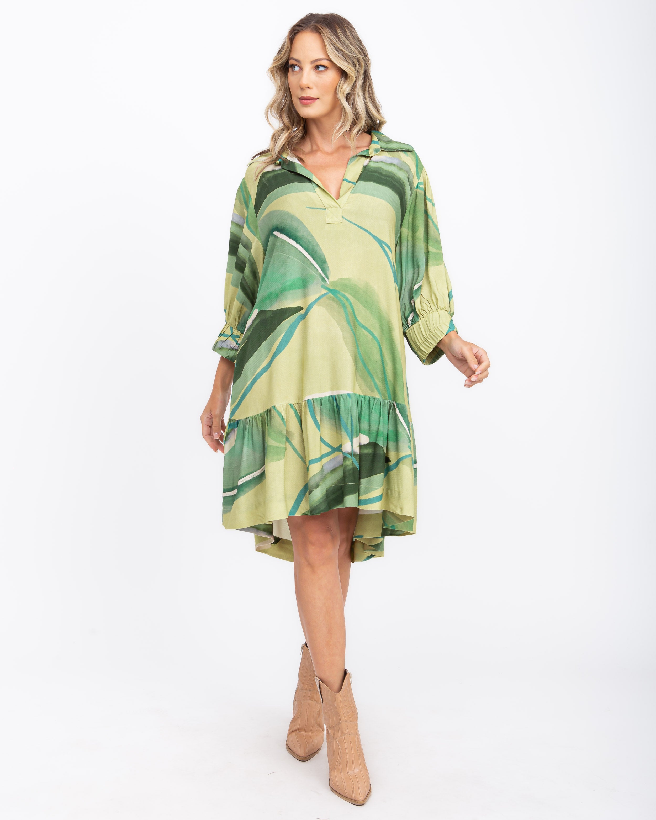 Vestido em viscose digital estampa abstrato verde