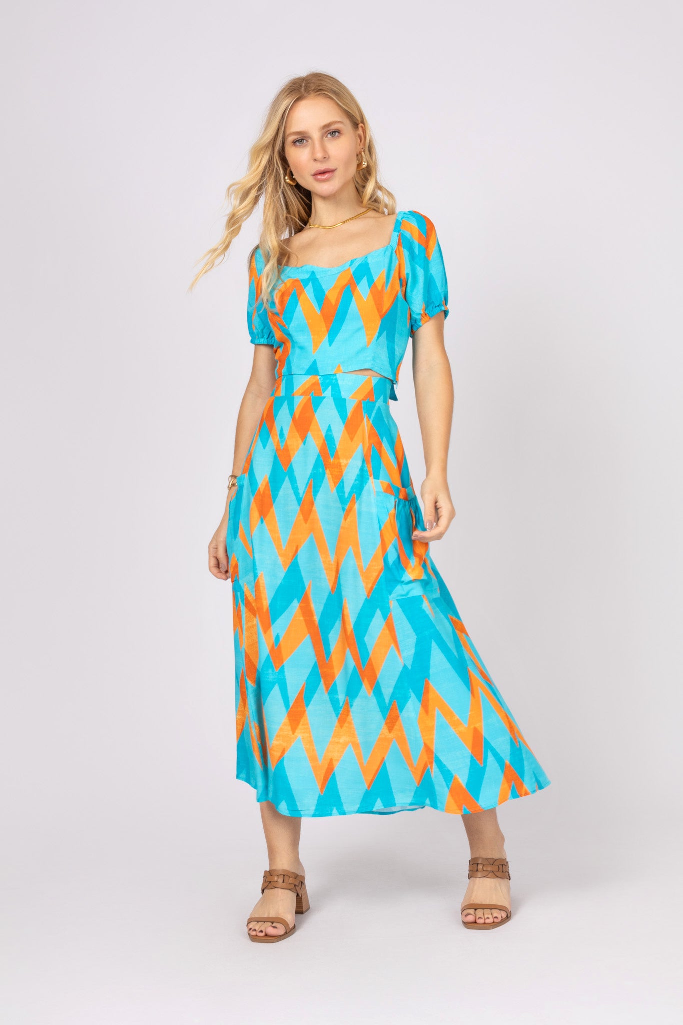 Conjunto de top com saia midi evasê