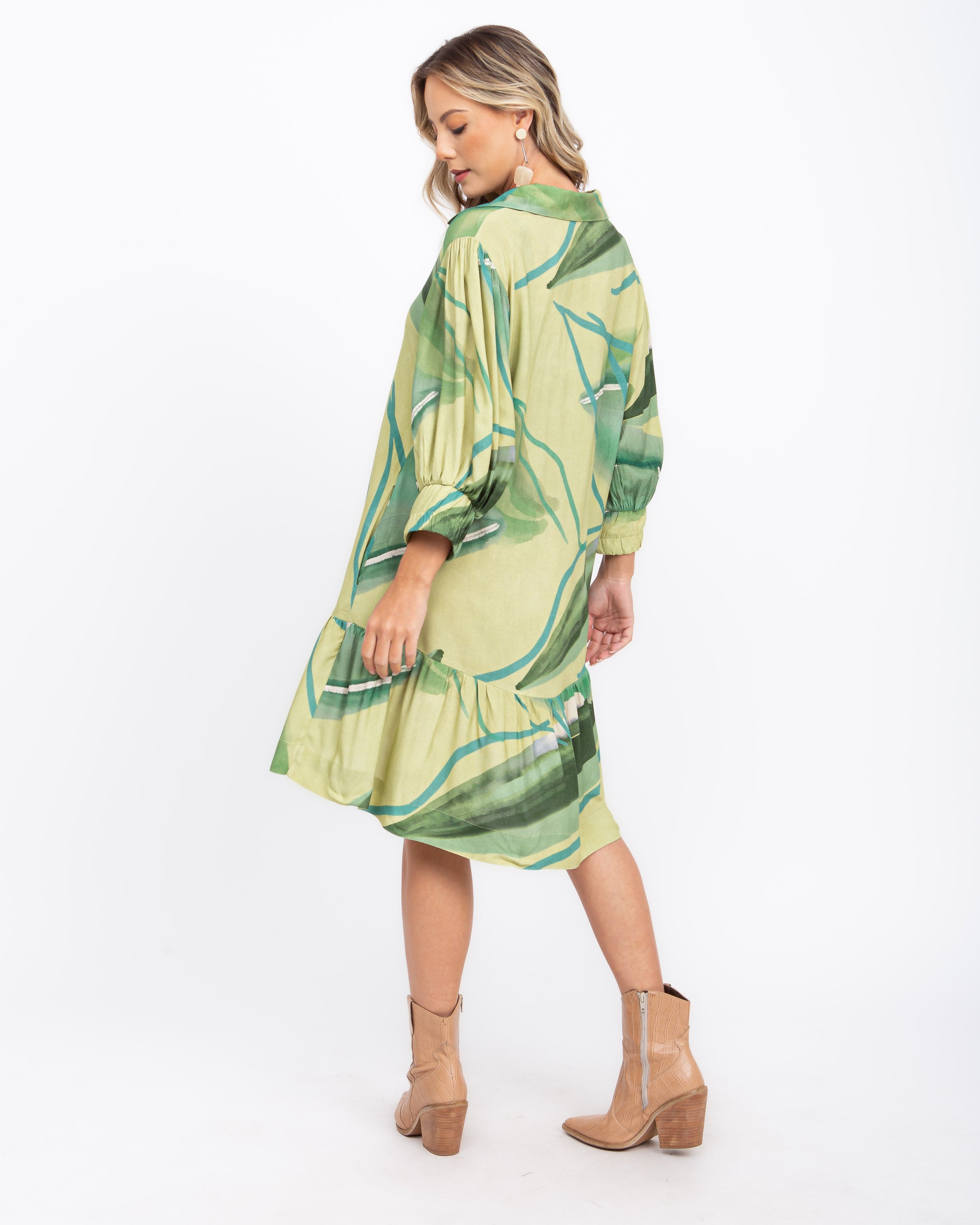 Vestido em viscose digital estampa abstrato verde