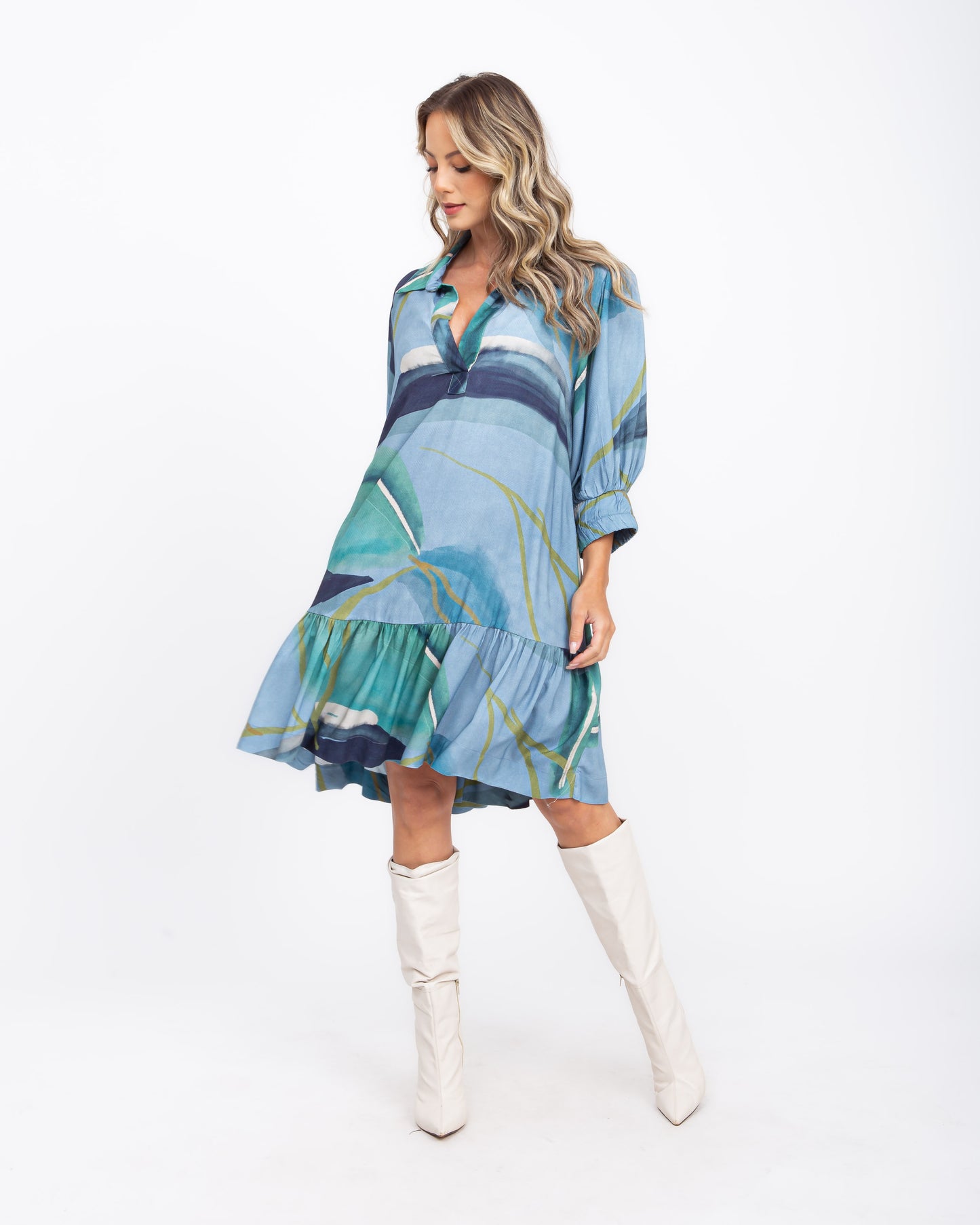 Vestido em viscose digital estampa abstrato azul