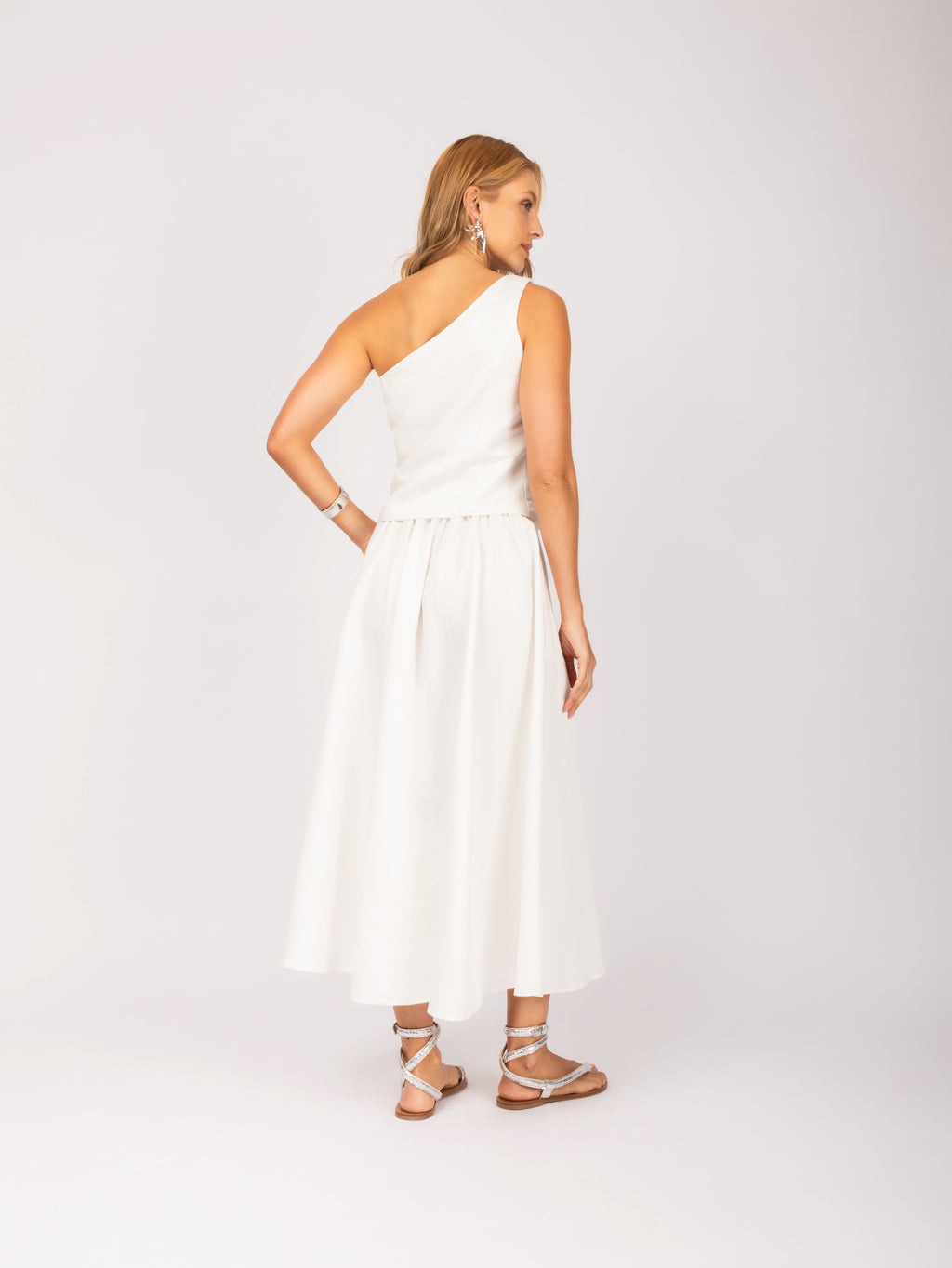 Conjunto midi blusa ombro só e saia evasê