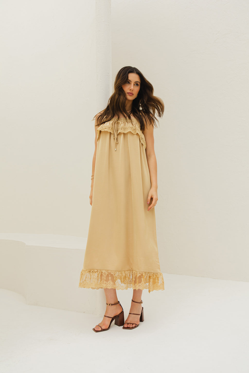 Vestido babado e renda