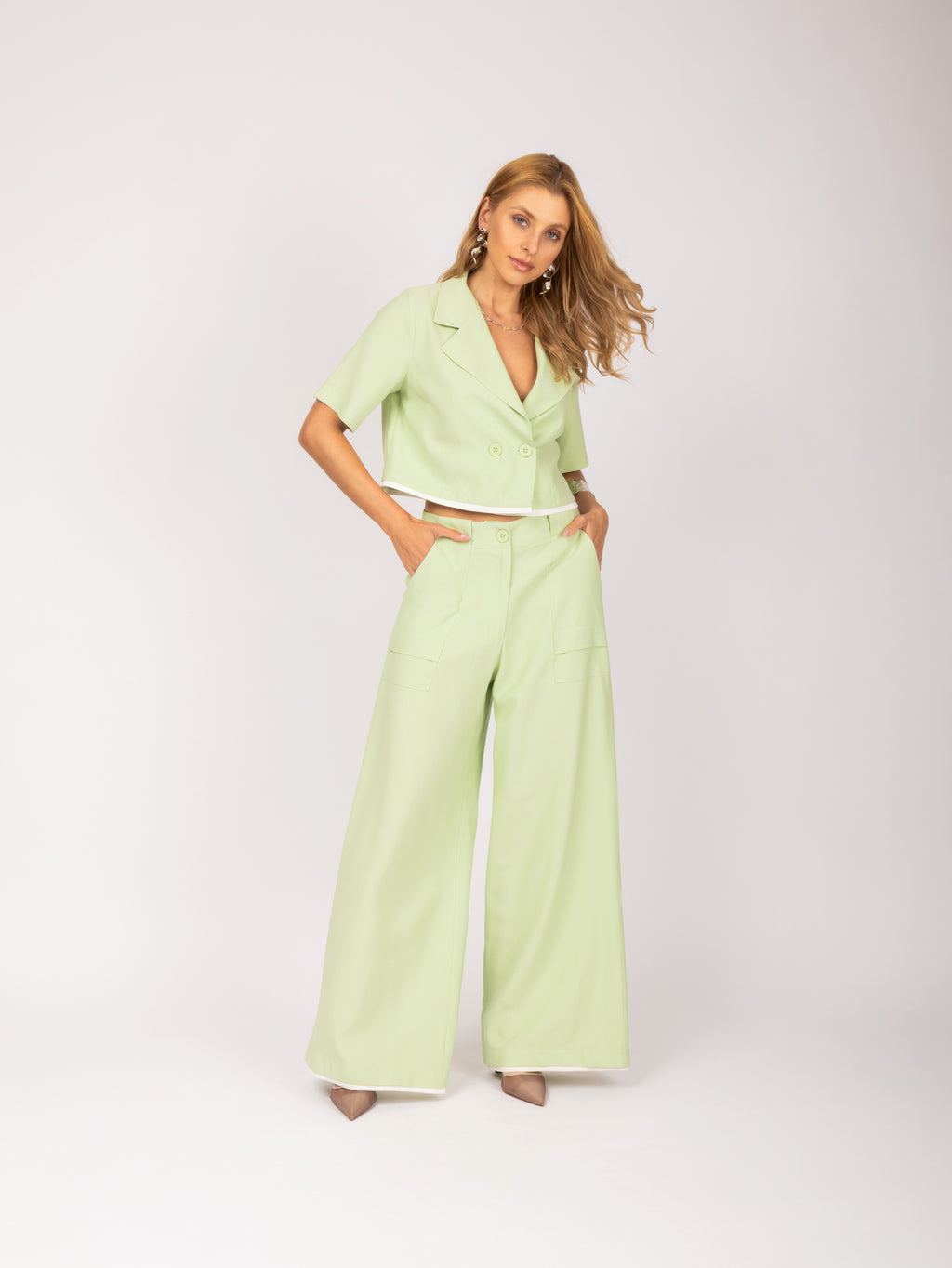 Conjunto alfaiataria cropped e calça wide leg