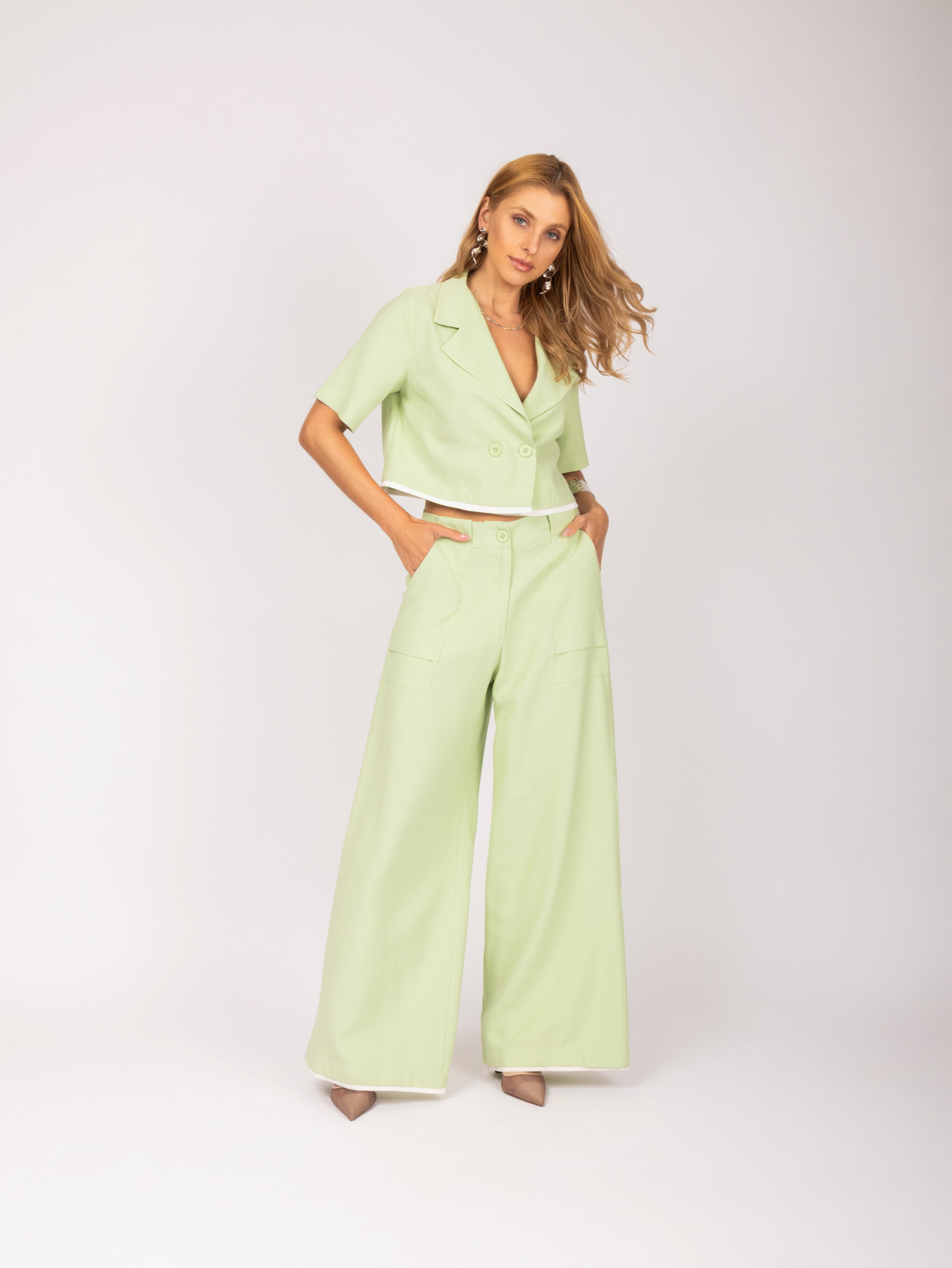 Conjunto alfaiataria cropped e calça wide leg