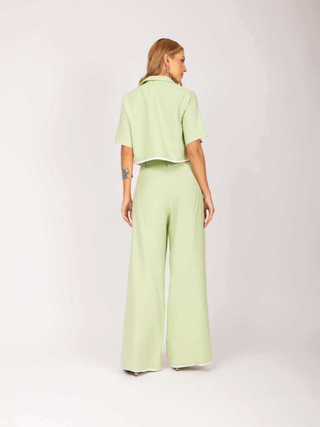 Conjunto alfaiataria cropped e calça wide leg
