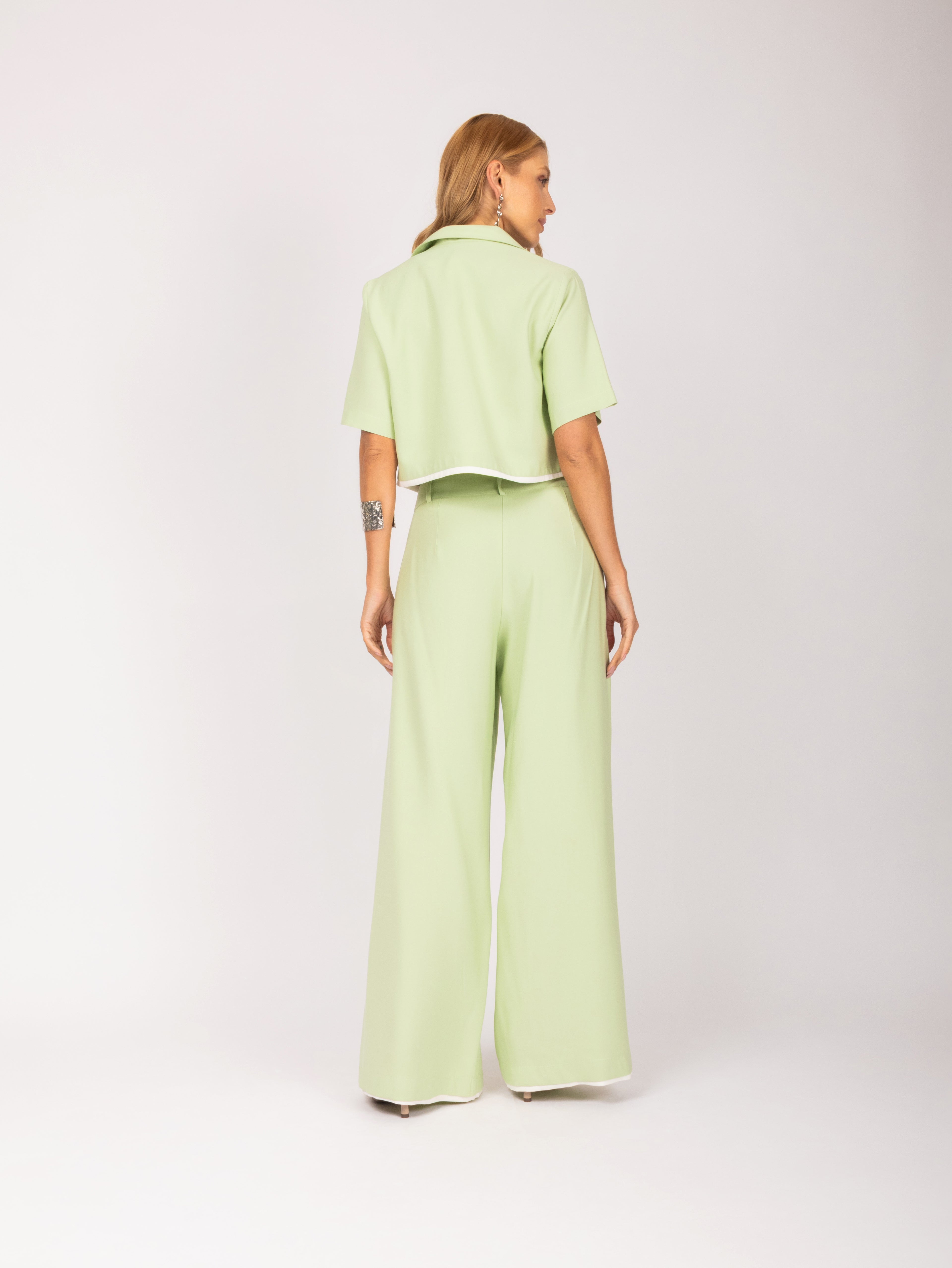 Conjunto alfaiataria cropped e calça wide leg