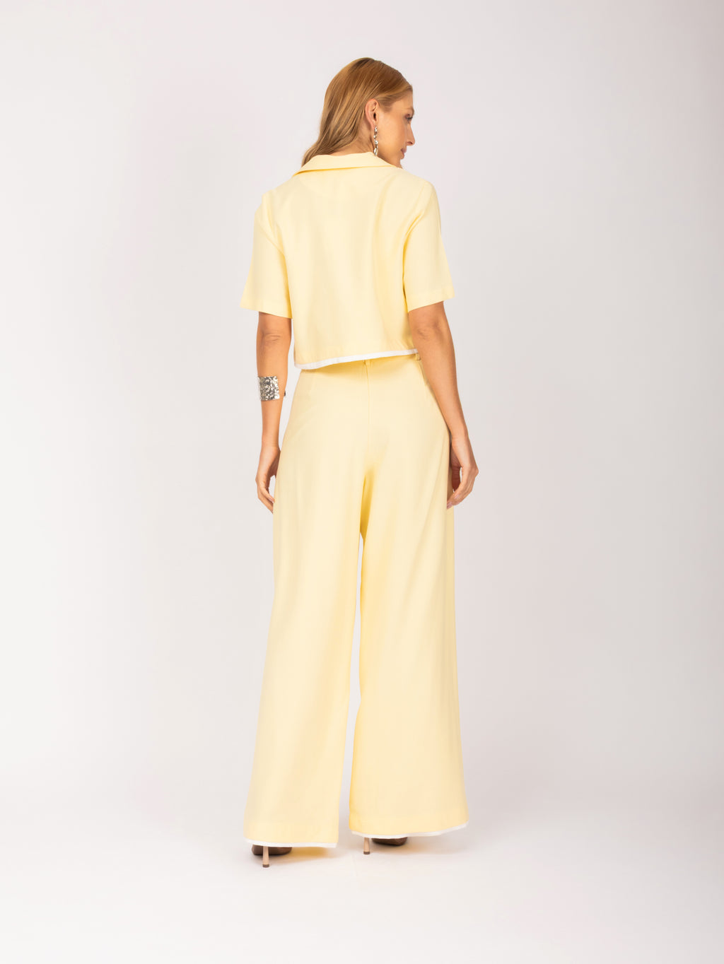 Conjunto alfaiataria cropped e calça wide leg