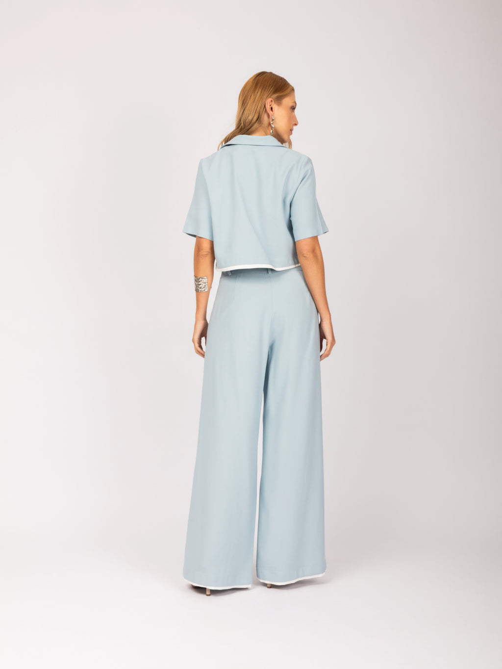 Conjunto alfaiataria cropped e calça wide leg