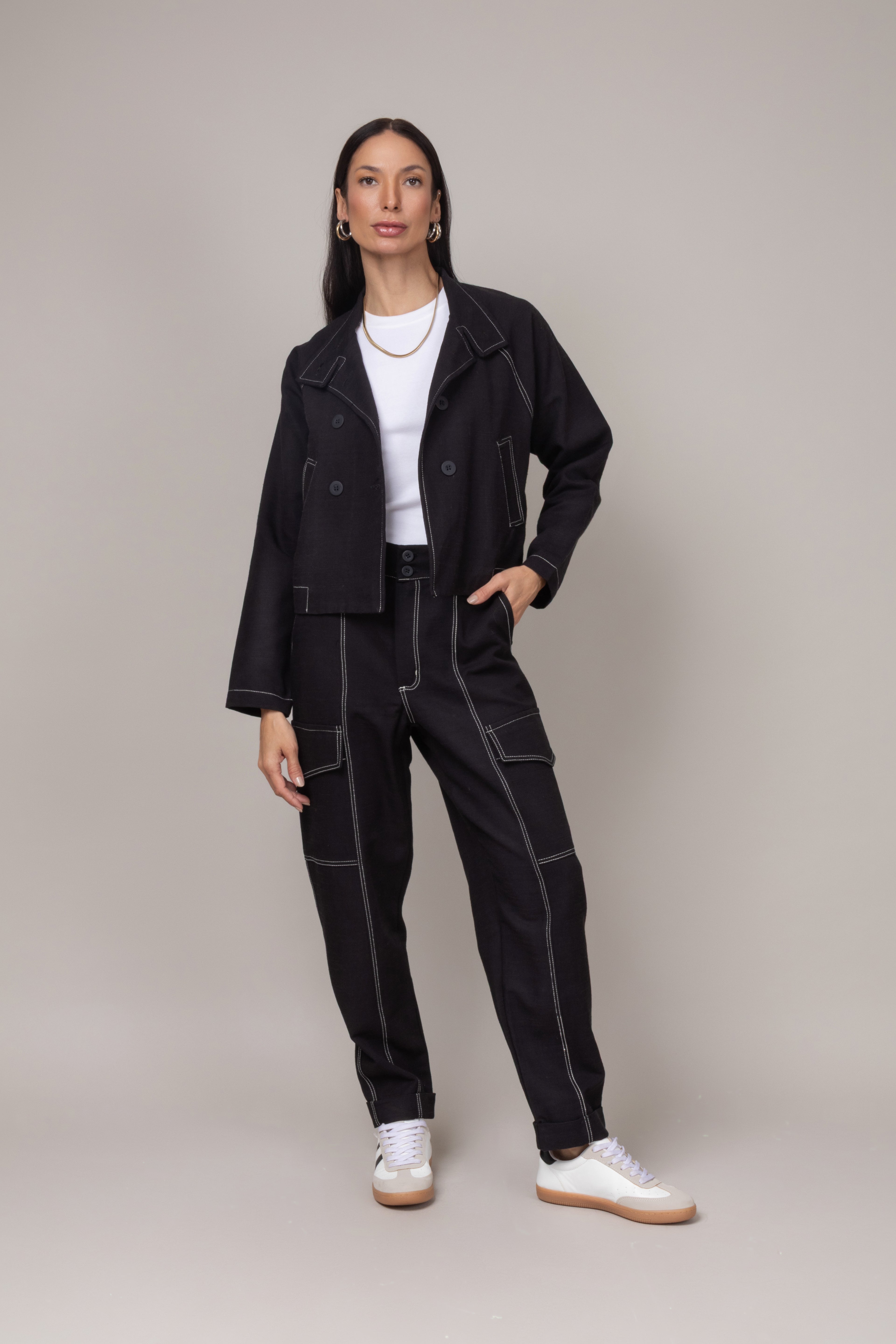 Conjunto de calça com pespontos contrastantes