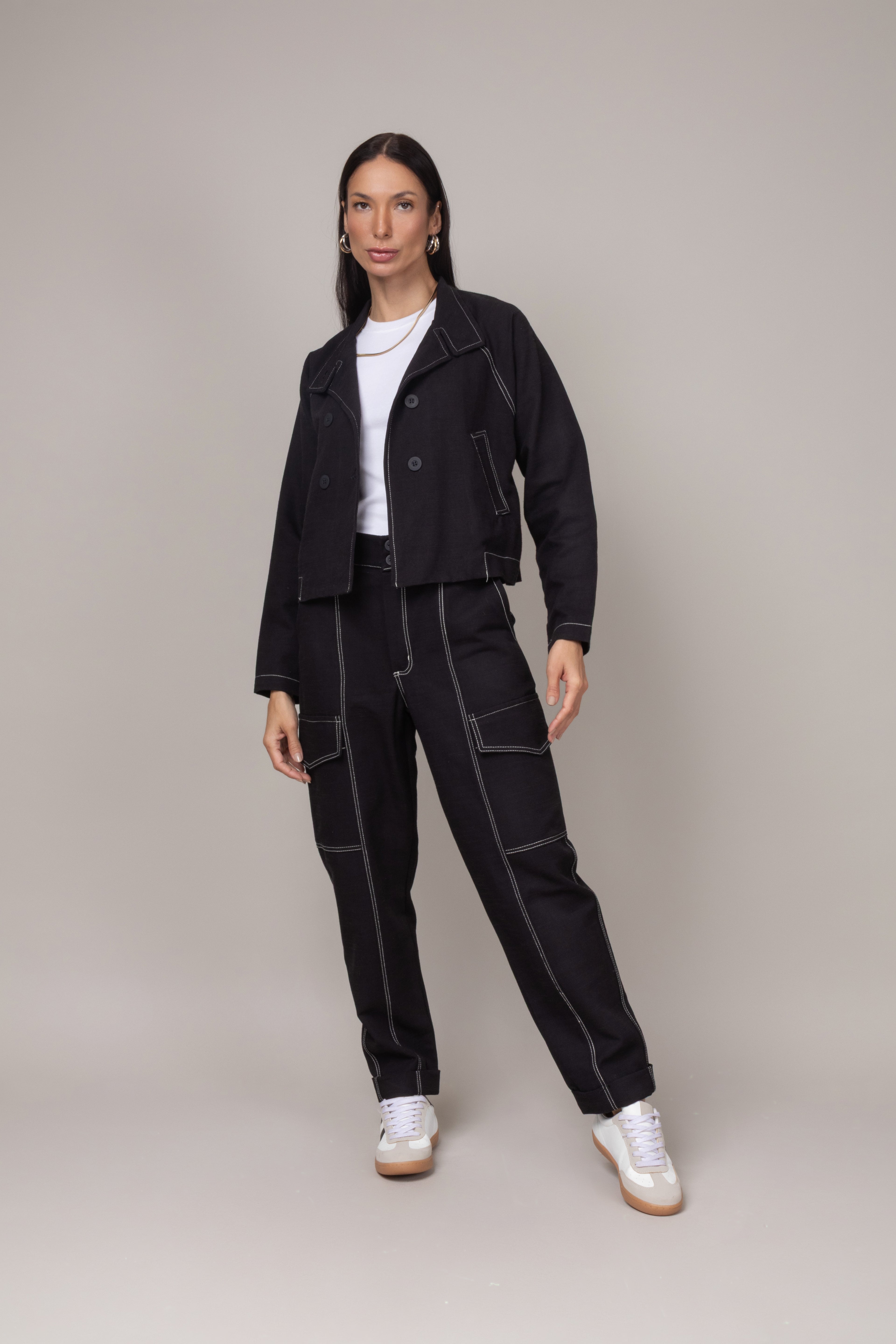 Conjunto de calça com pespontos contrastantes