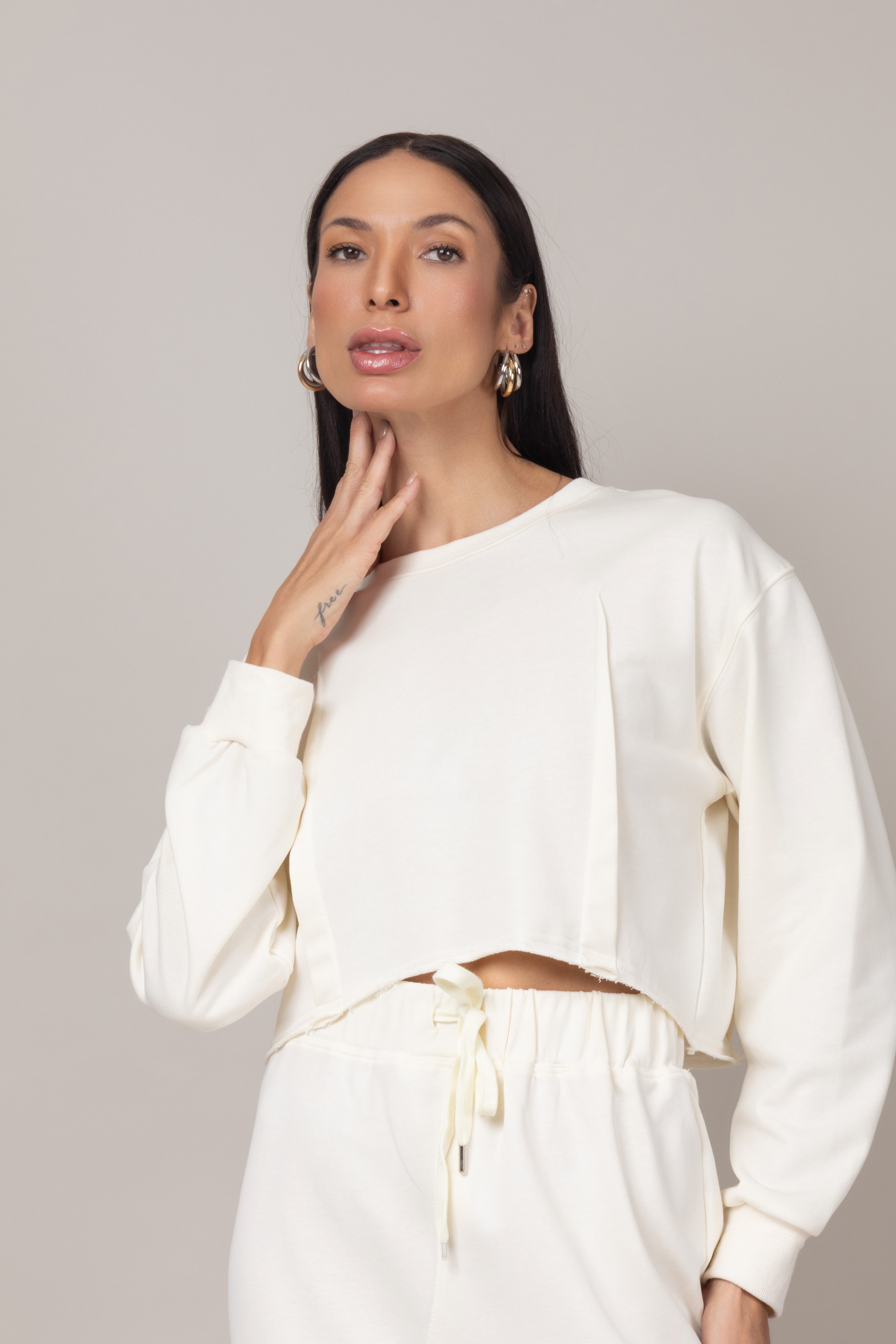 Conjunto de blusa cropped e saia