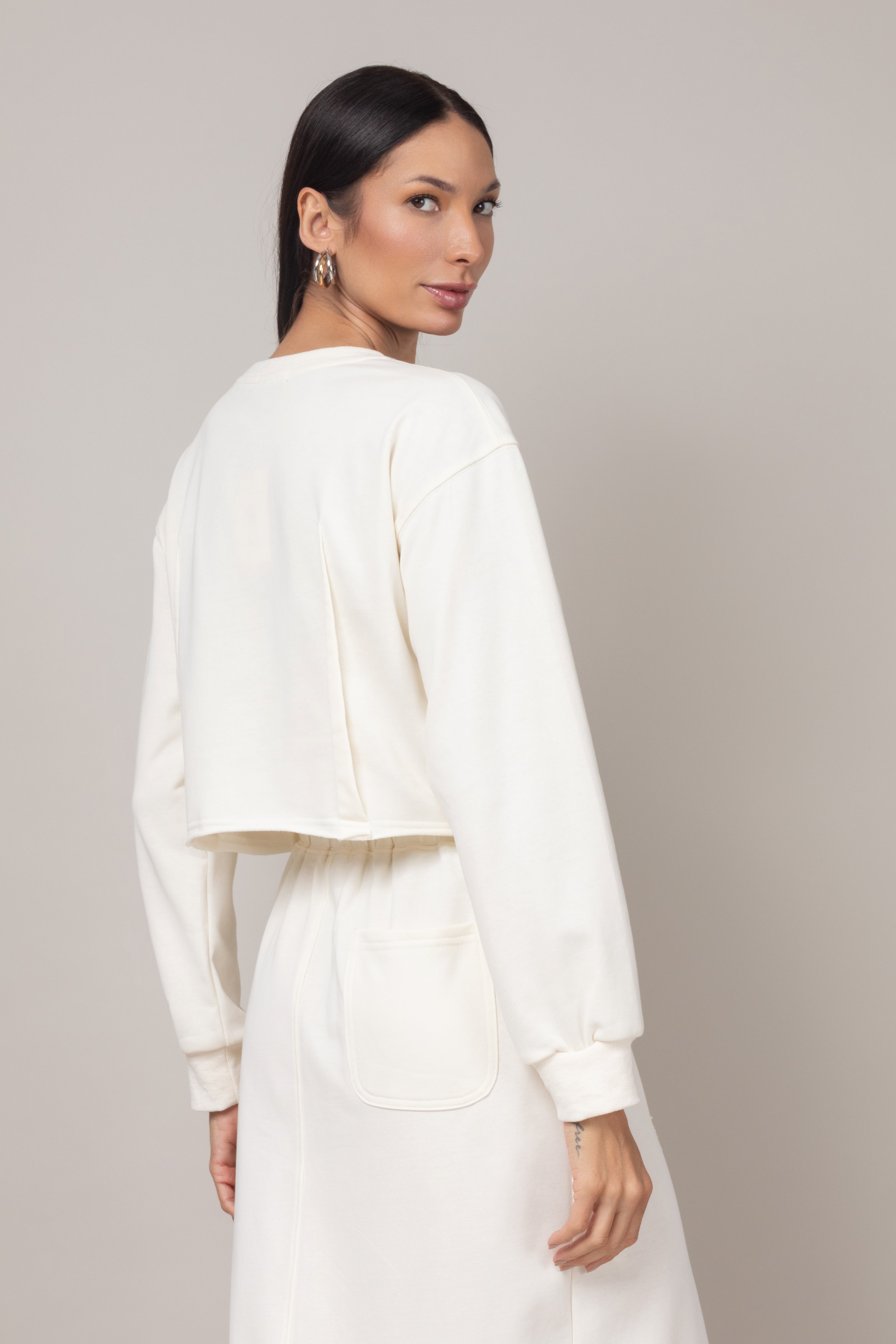 Conjunto de blusa cropped e saia
