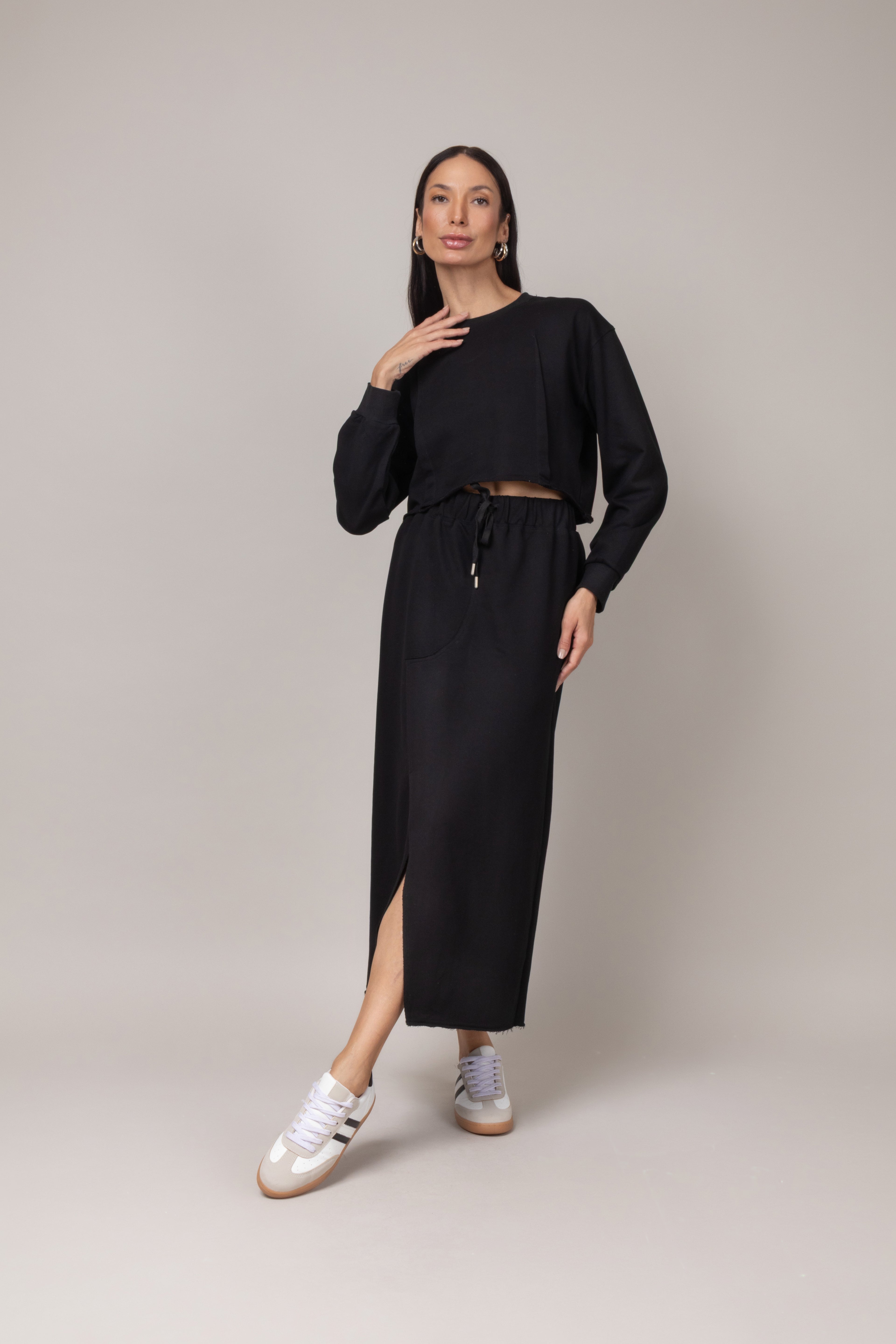 Conjunto de blusa cropped e saia