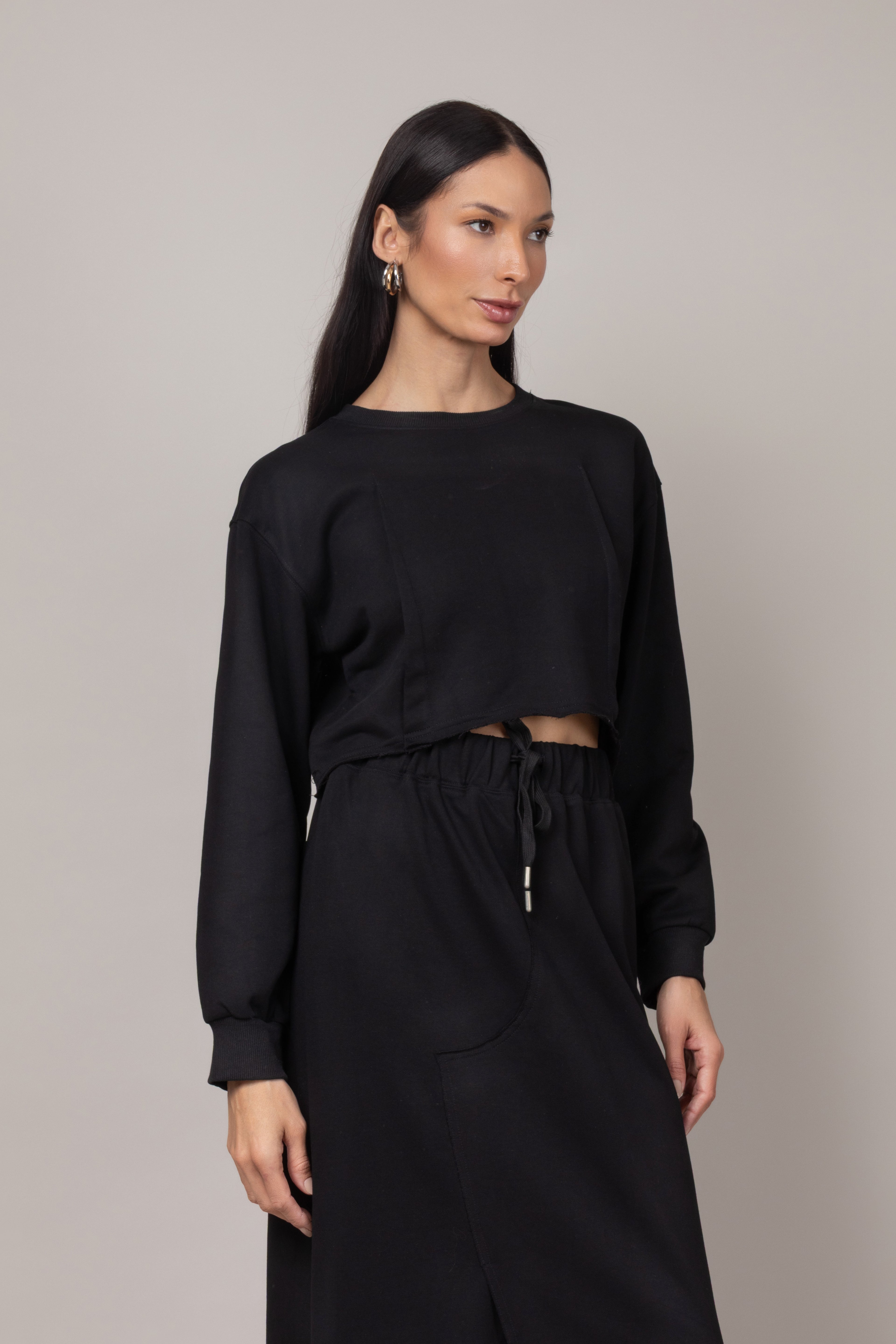 Conjunto de blusa cropped e saia
