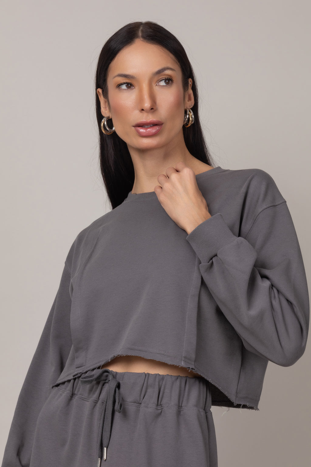 Conjunto de blusa cropped e saia