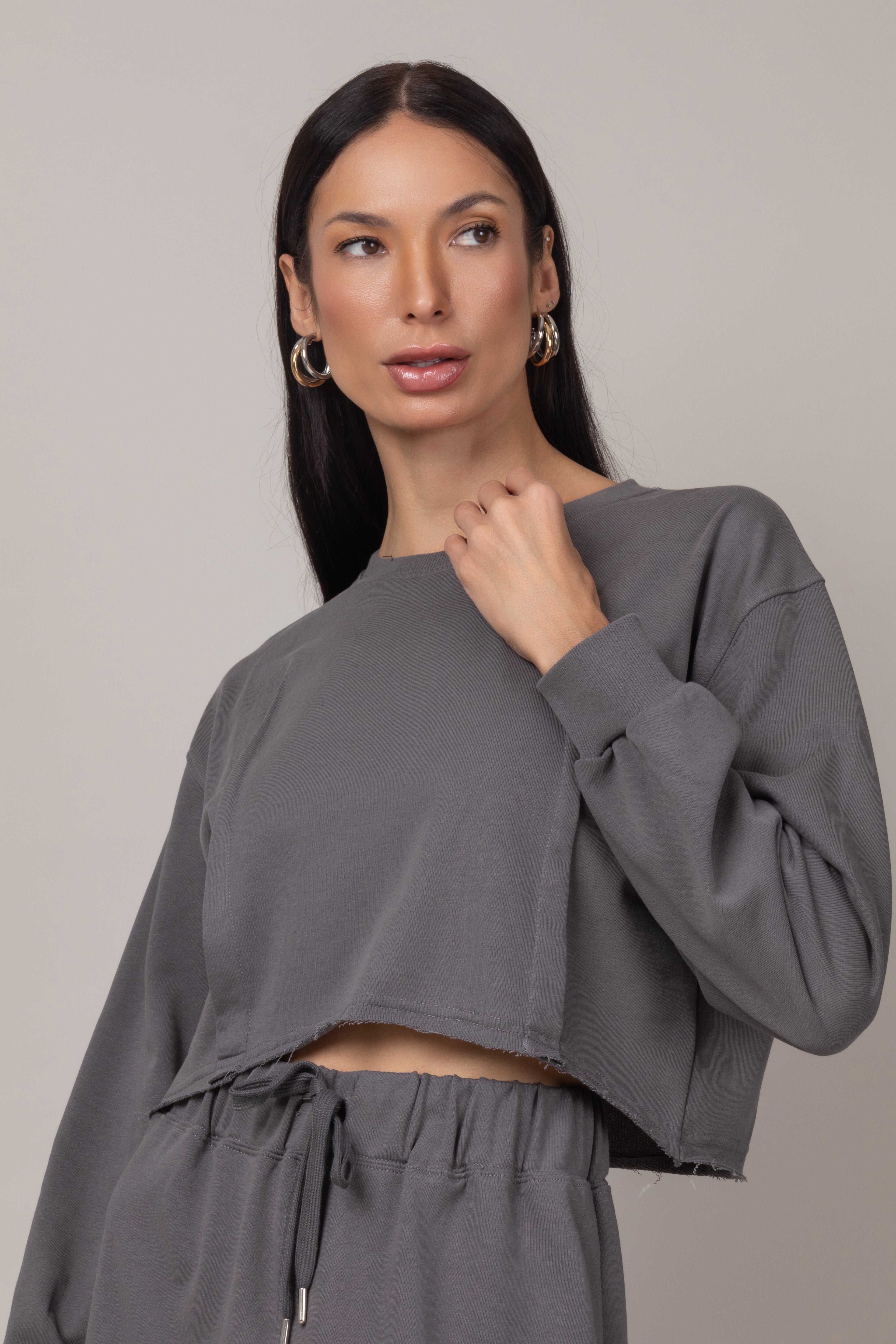 Conjunto de blusa cropped e saia