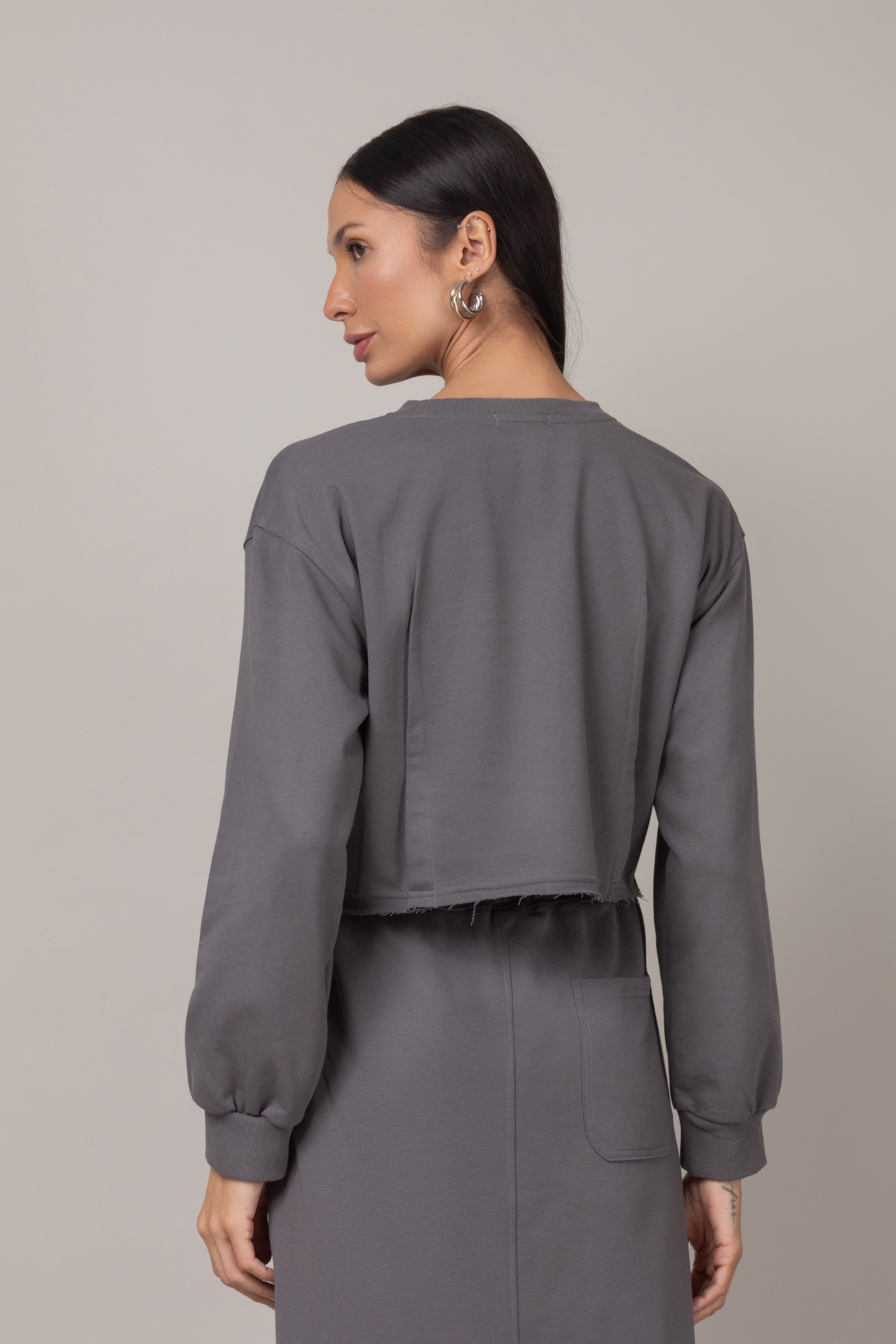 Conjunto de blusa cropped e saia