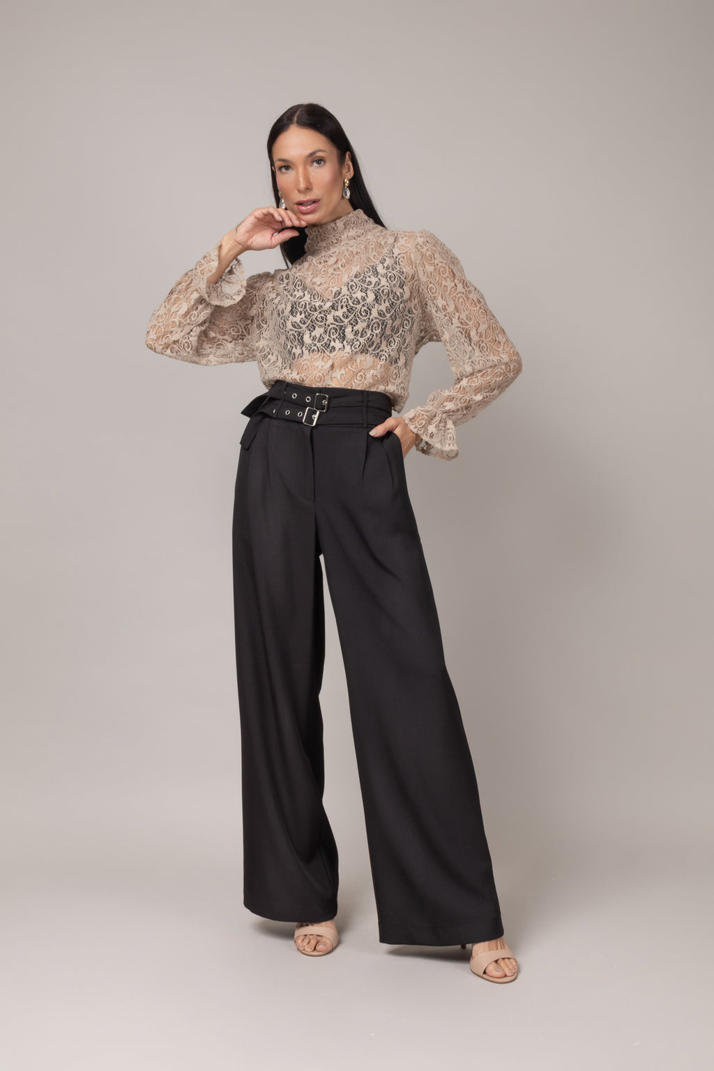 Calça pantalona elegante com cinto fino