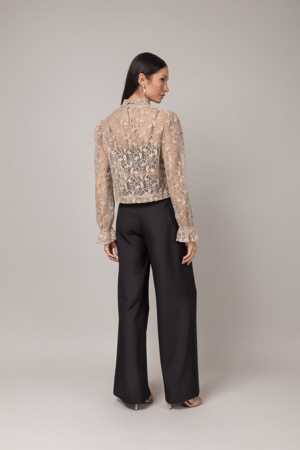 Calça pantalona elegante com cinto fino