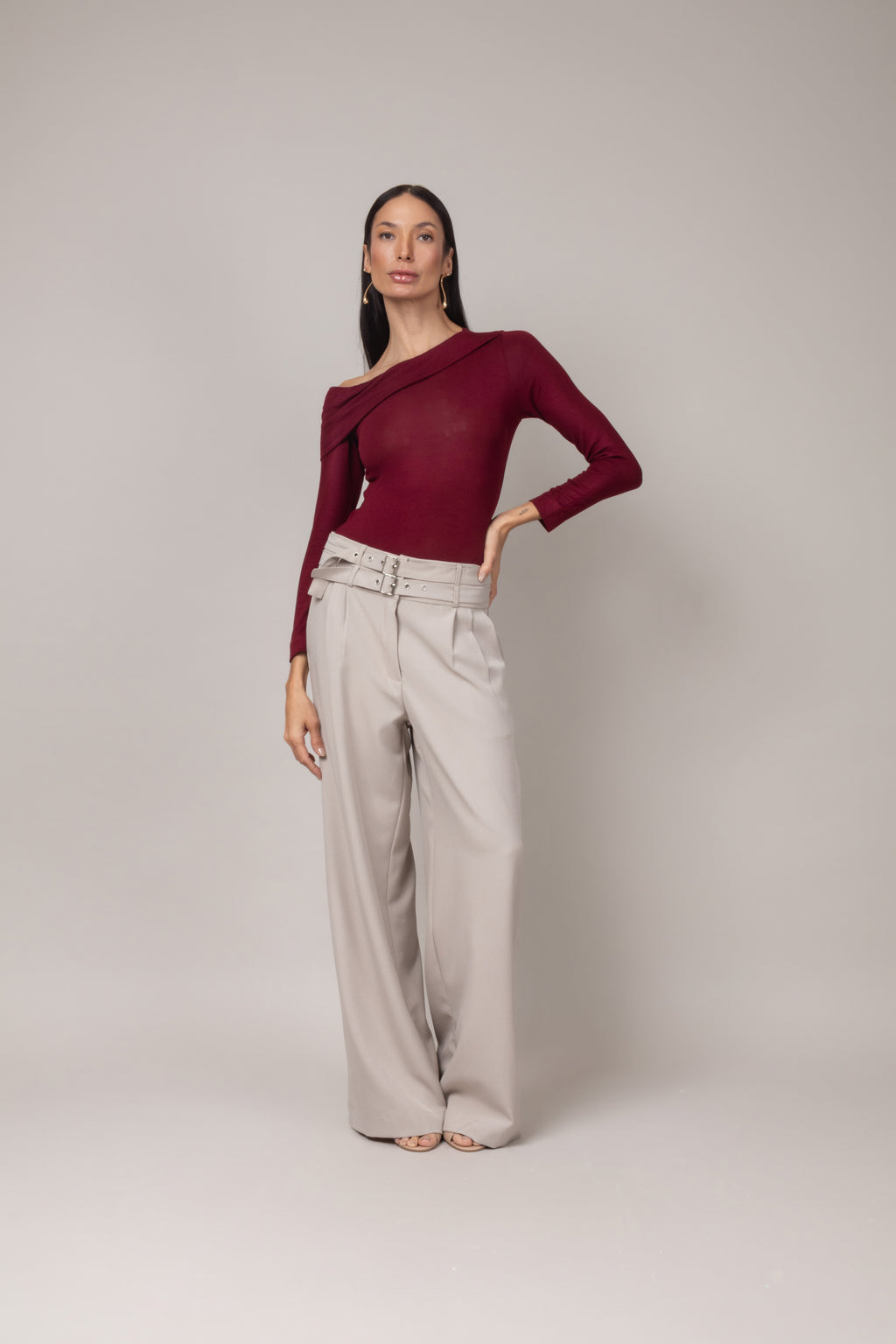 Calça pantalona elegante com cinto fino