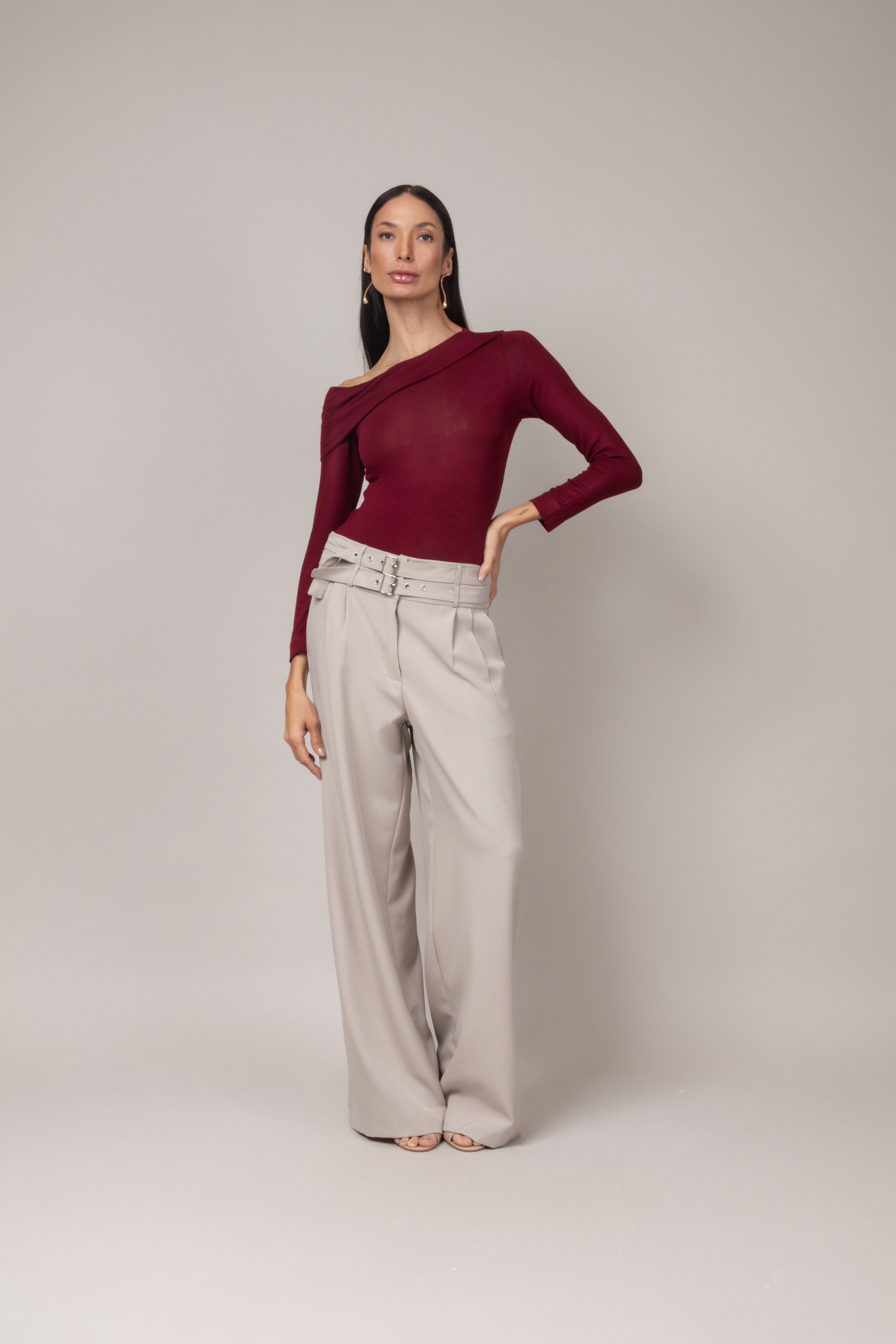 Calça pantalona elegante com cinto fino