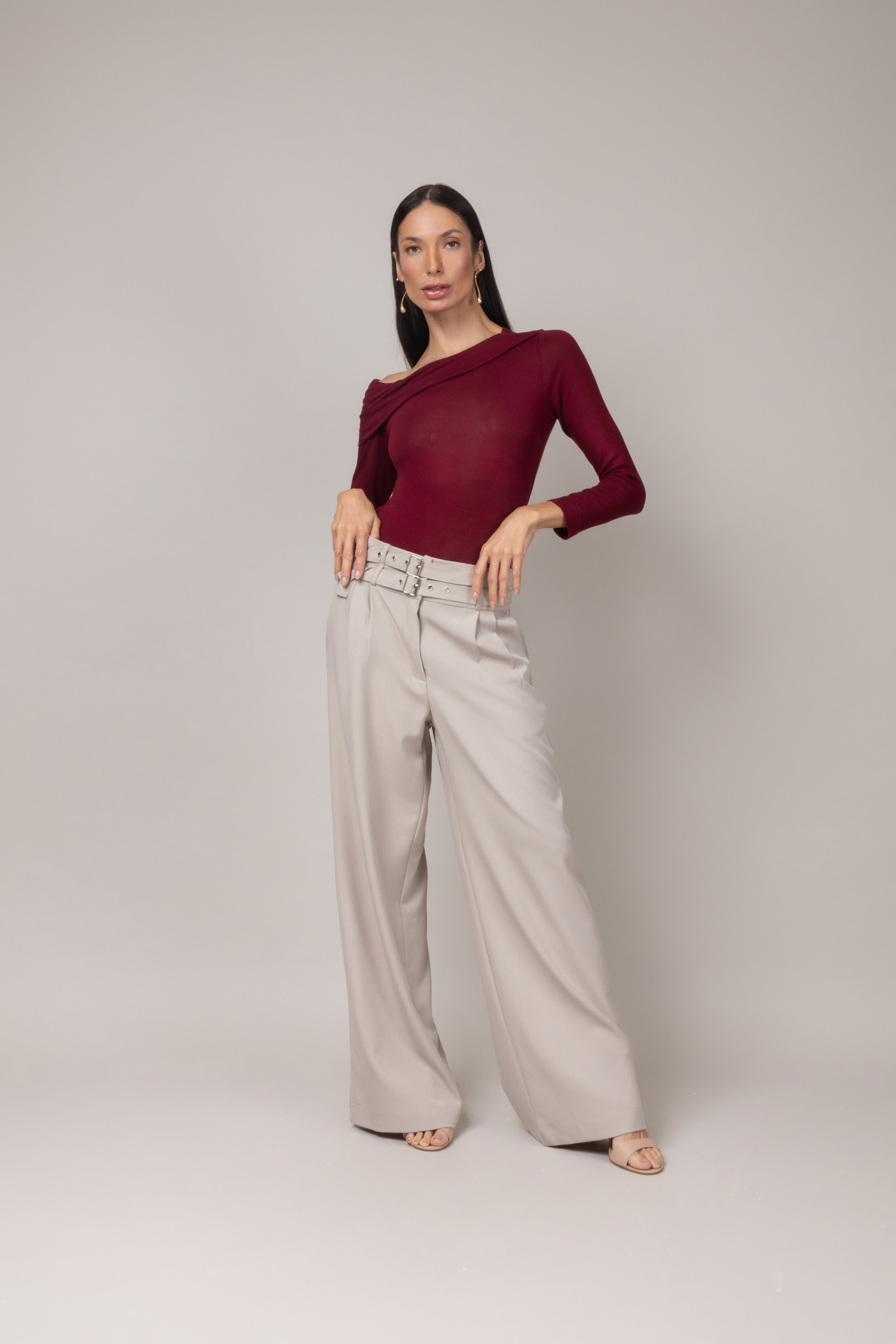 Calça pantalona elegante com cinto fino