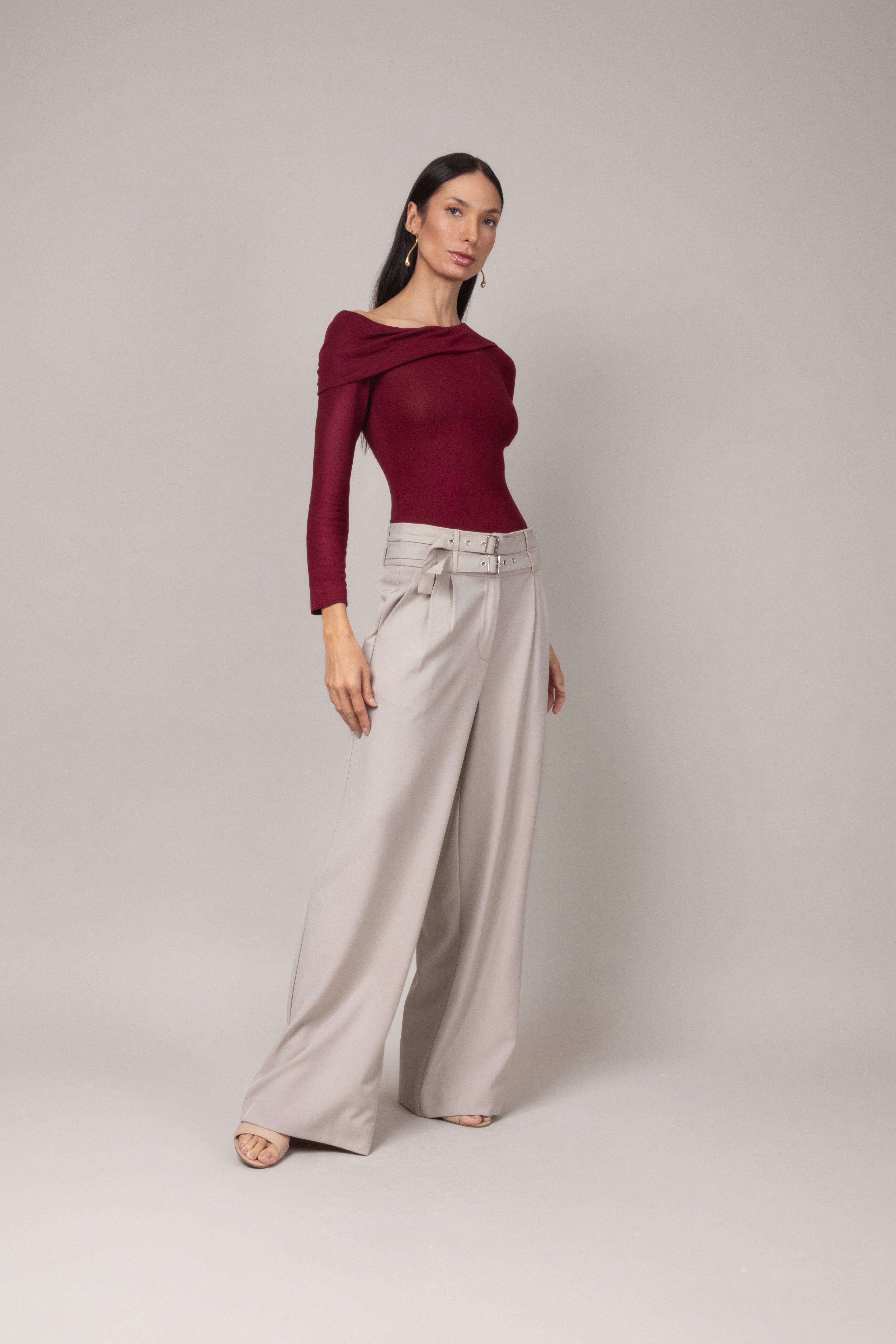 Calça pantalona elegante com cinto fino