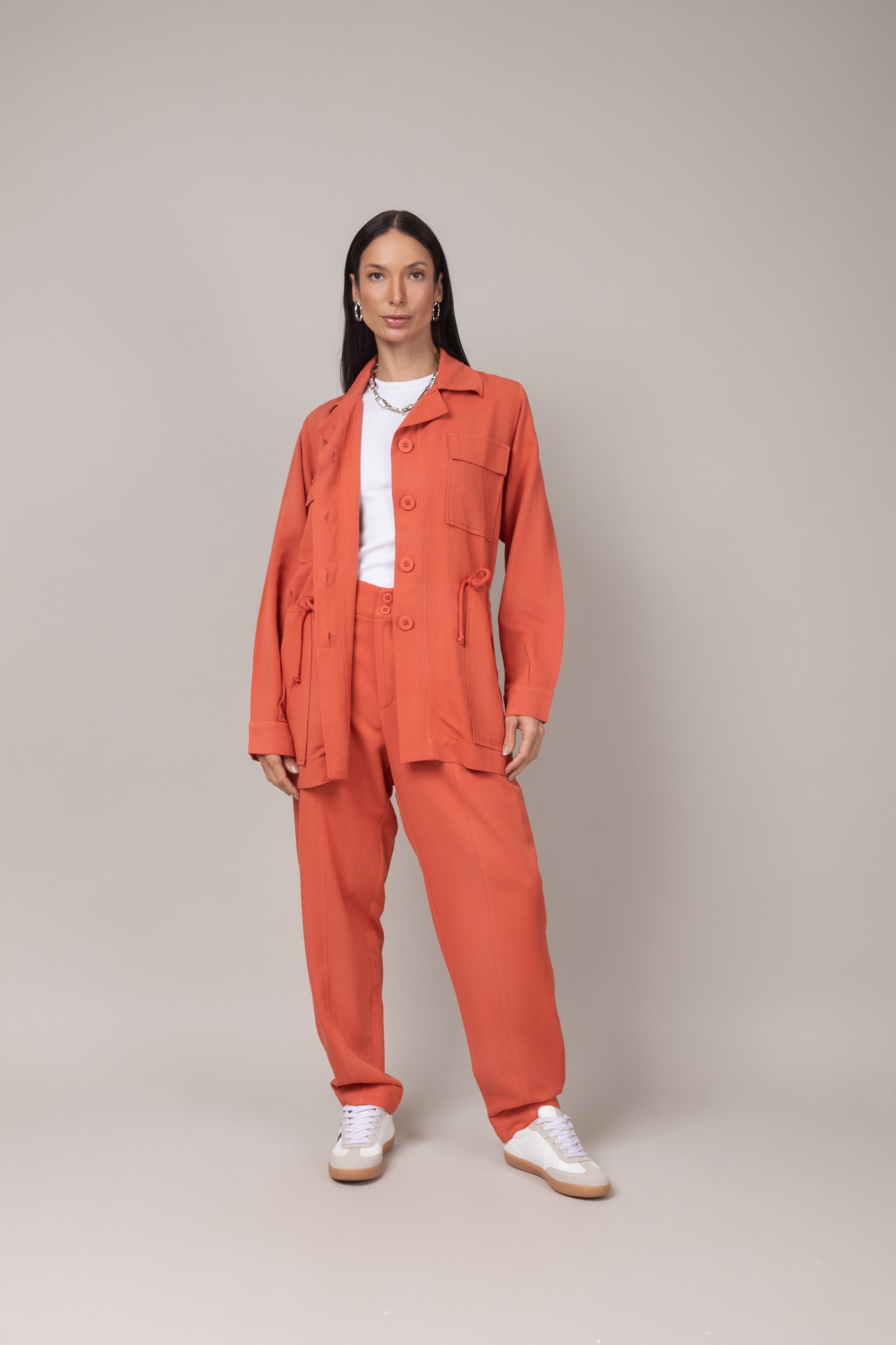 Calça carrot com bolsos