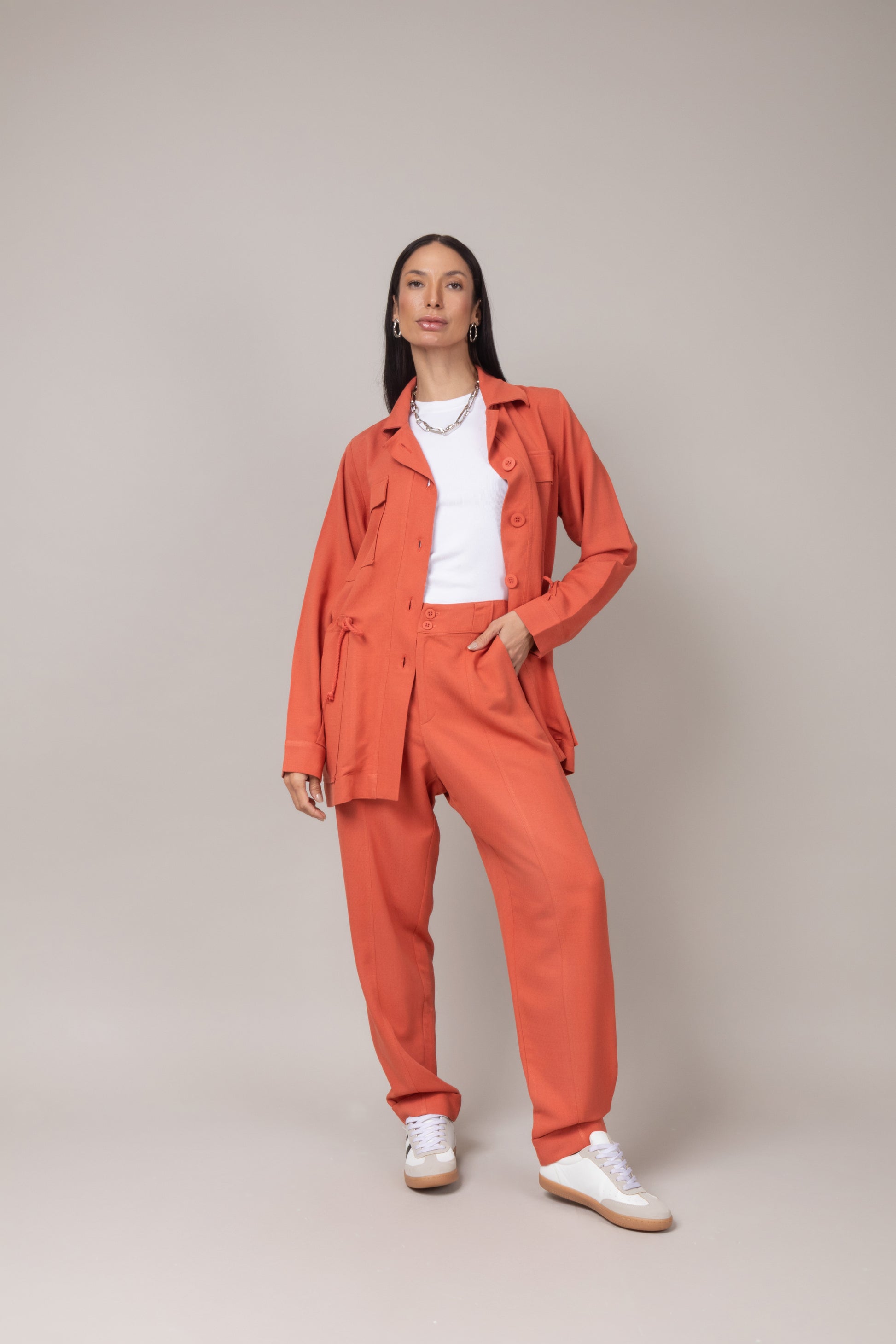 Calça carrot com bolsos