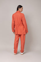 Calça carrot com bolsos